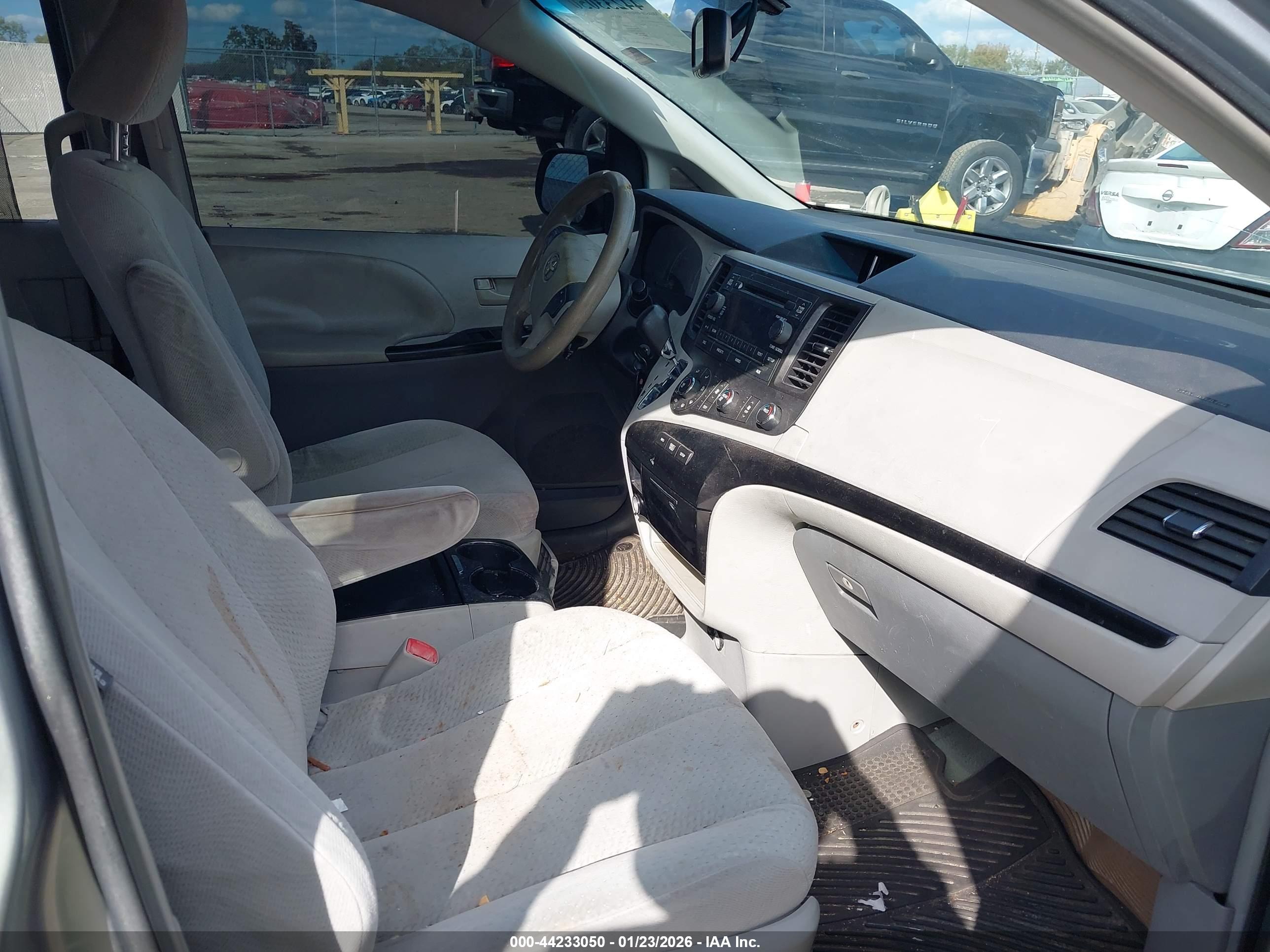 TOYOTA SIENNA image 5