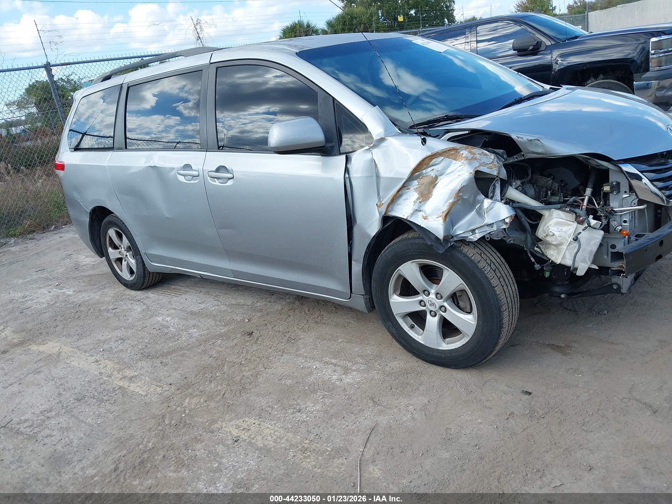 TOYOTA SIENNA image 6