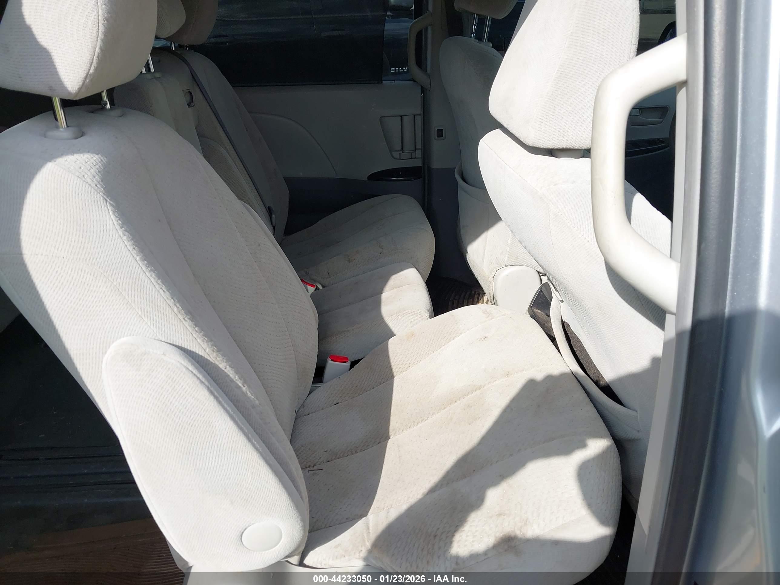 TOYOTA SIENNA image 8