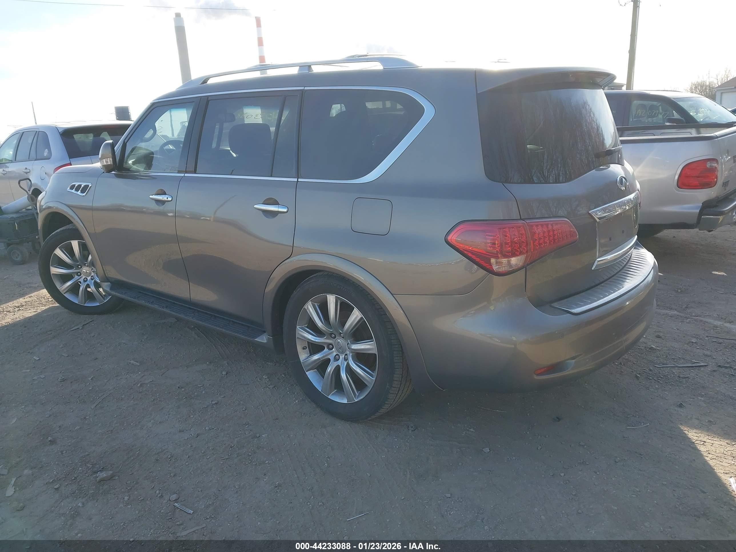 INFINITI QX56 image 3