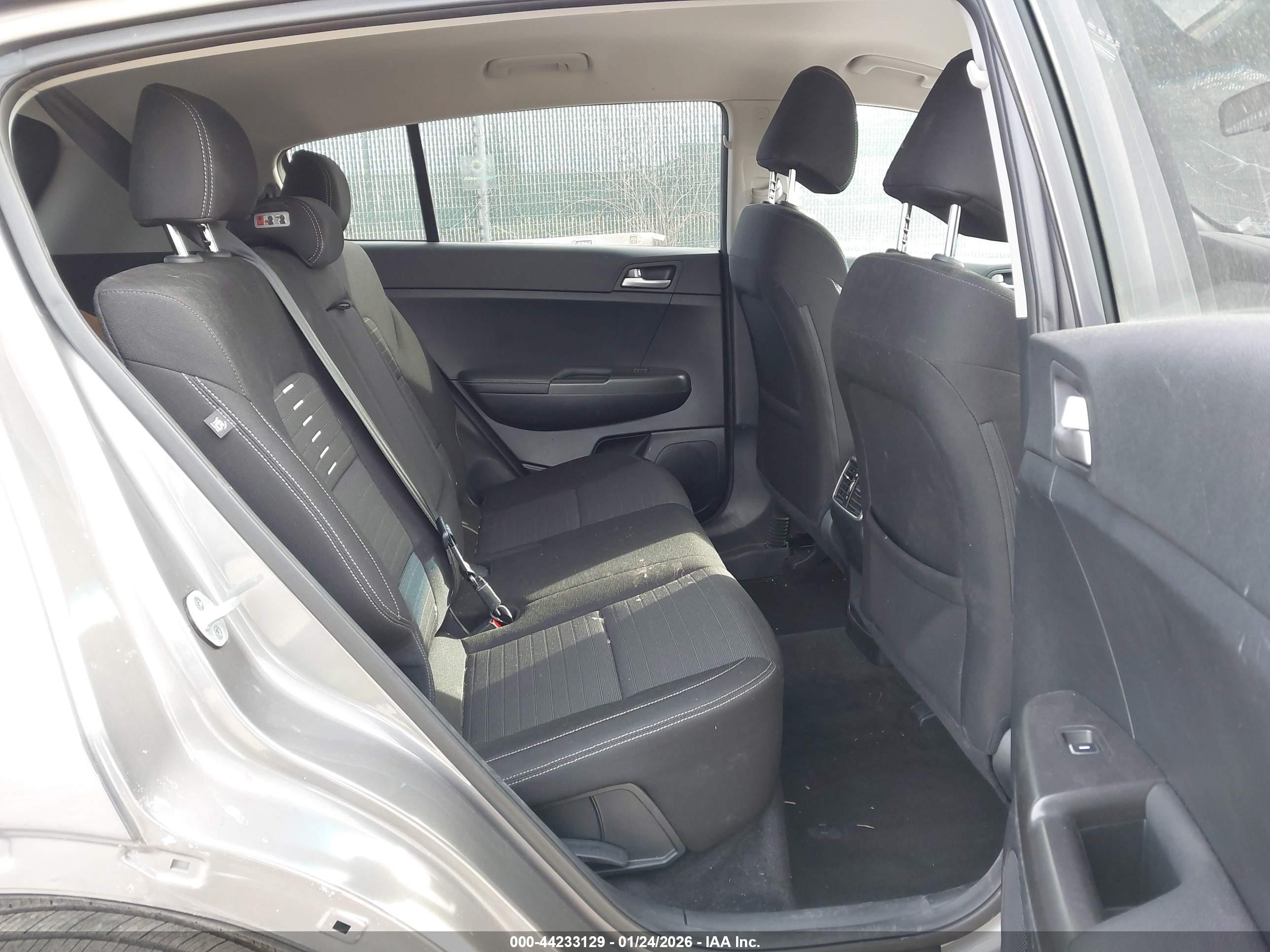 KIA SPORTAGE image 8