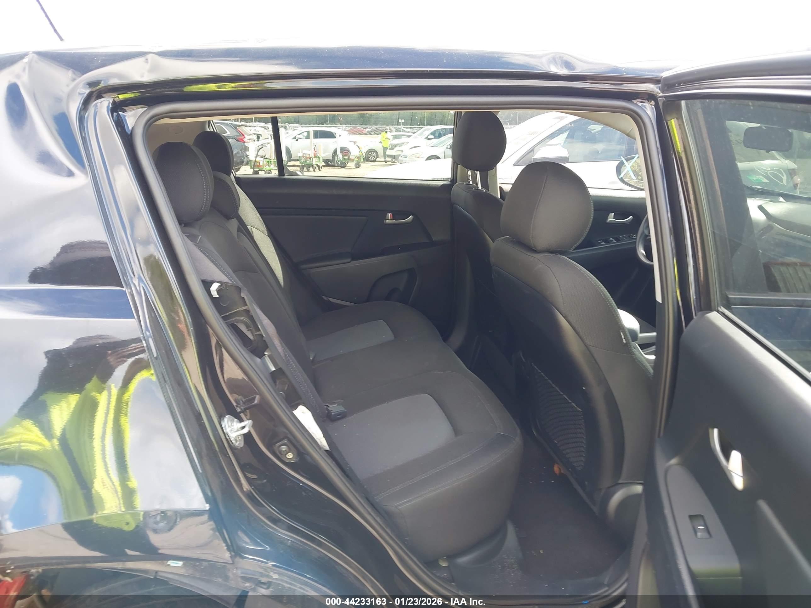 KIA SPORTAGE image 8