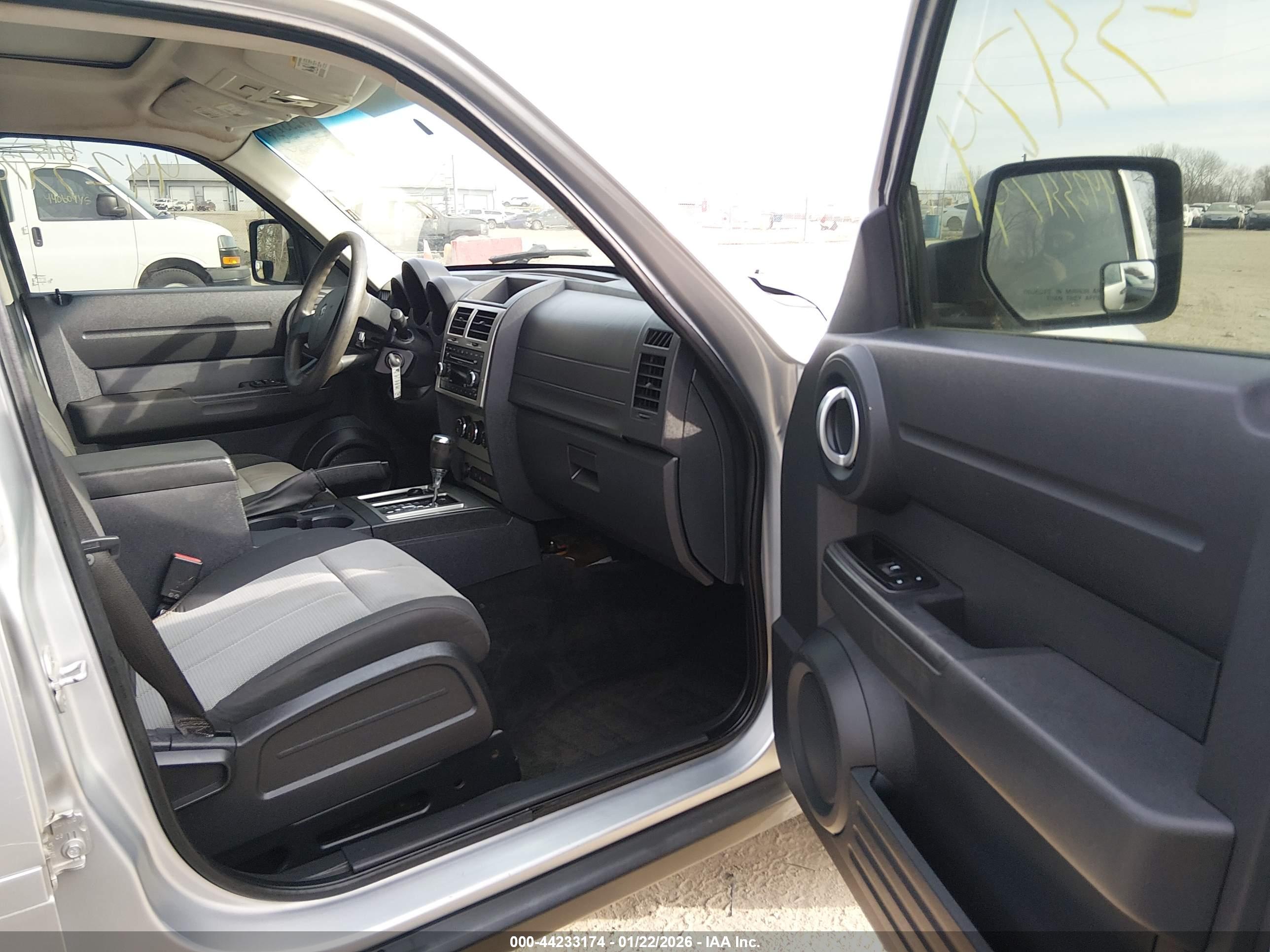 DODGE NITRO image 5