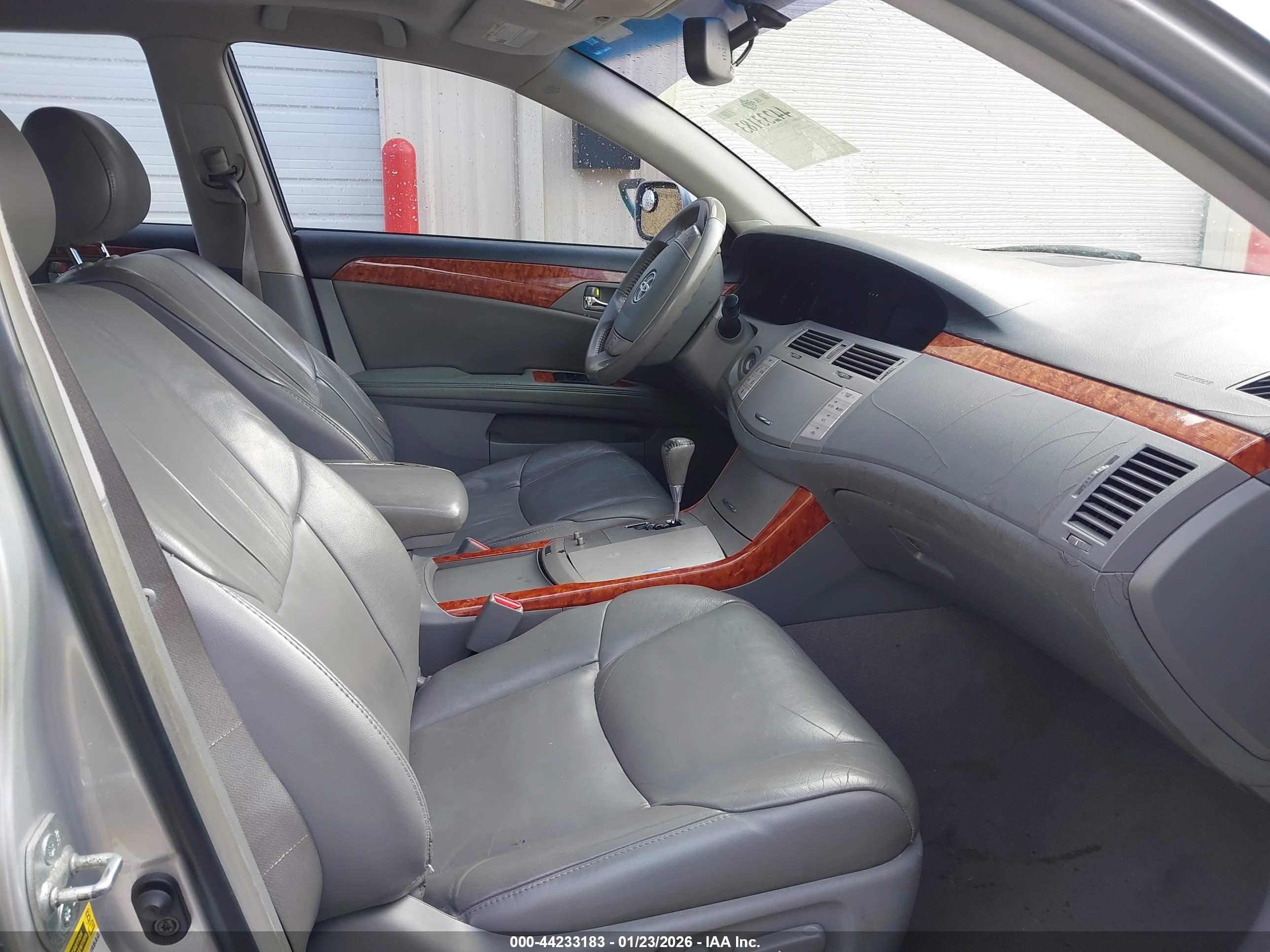 TOYOTA AVALON image 5