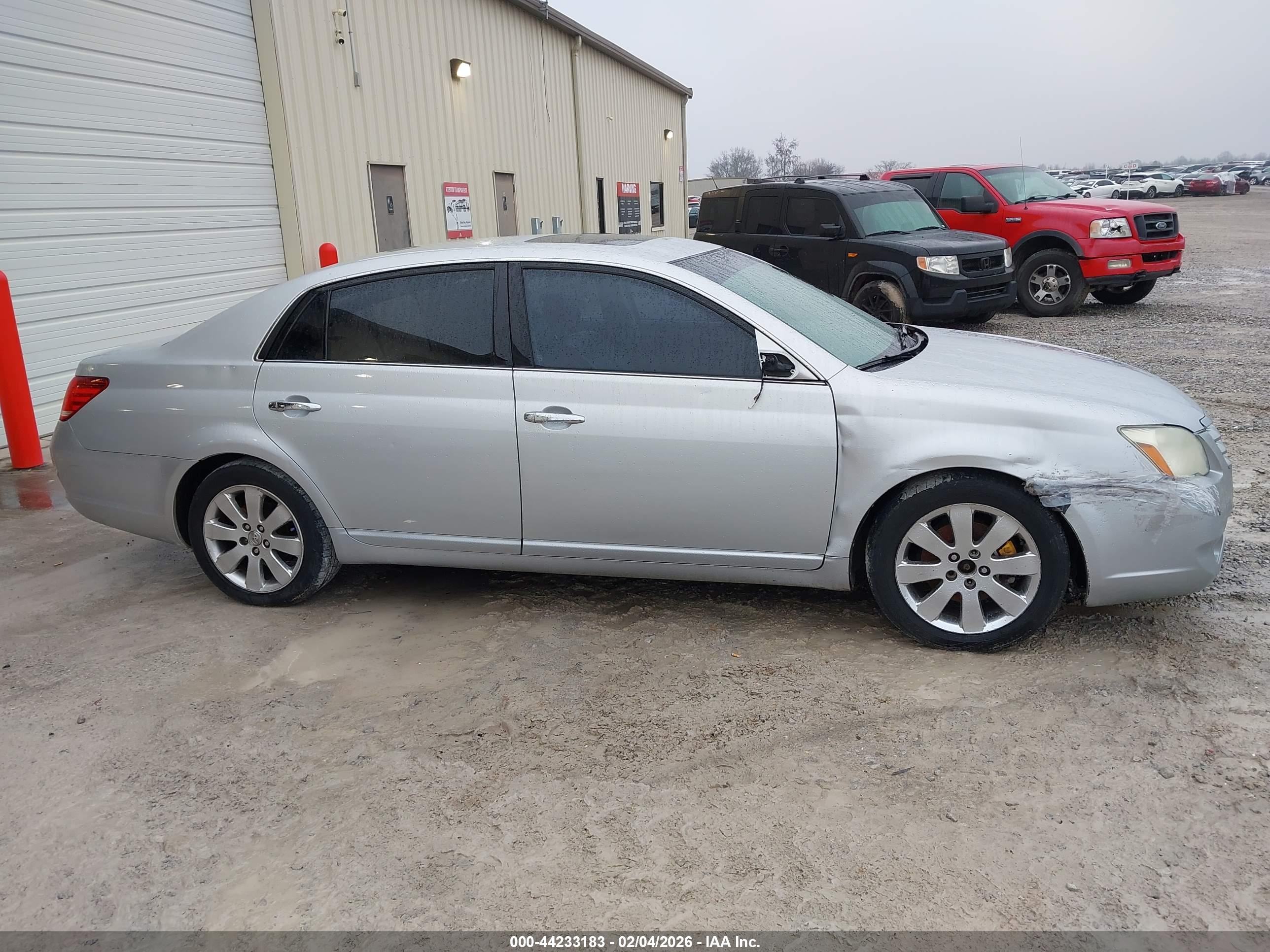TOYOTA AVALON image 6