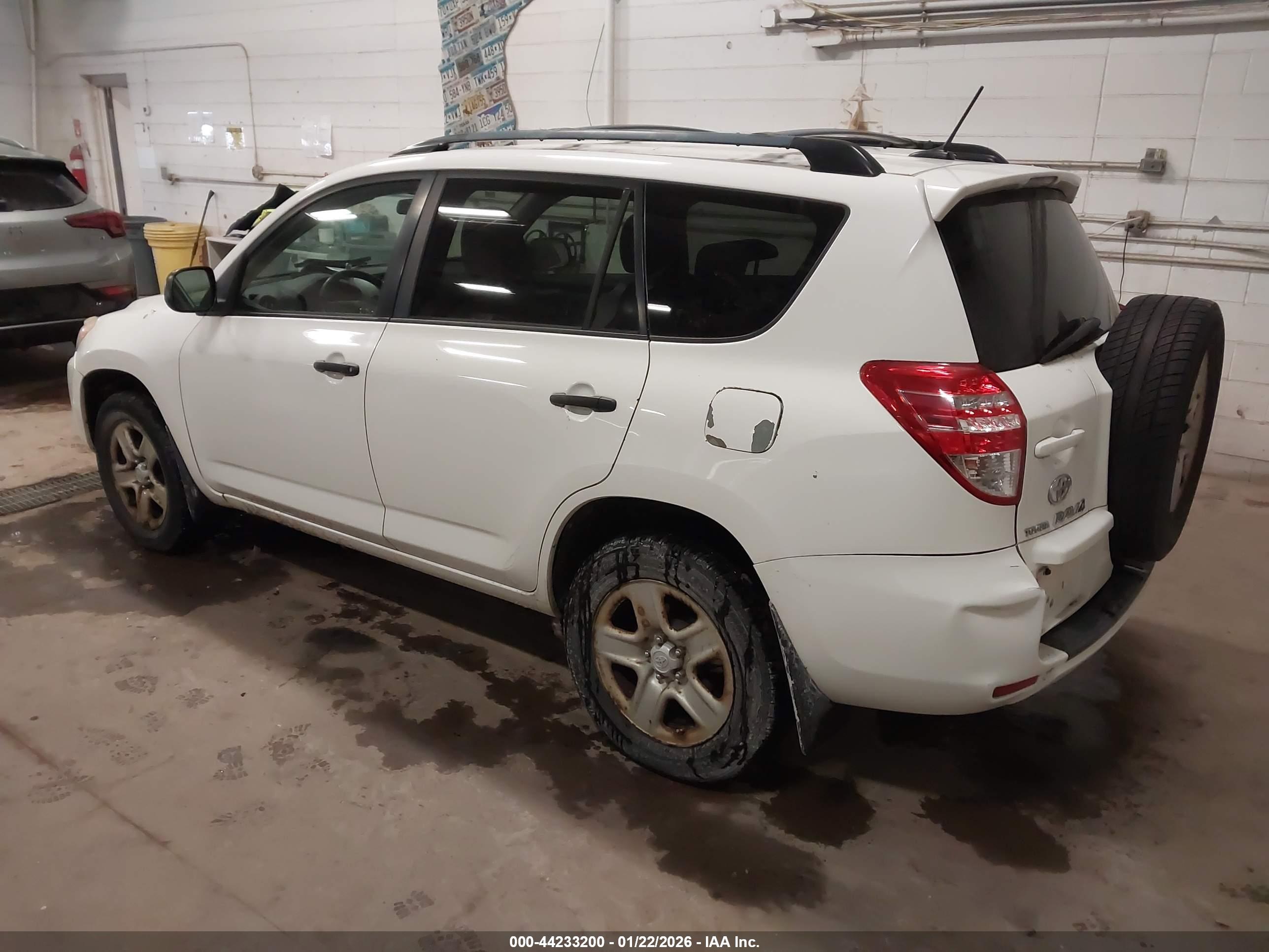 TOYOTA RAV4 image 3