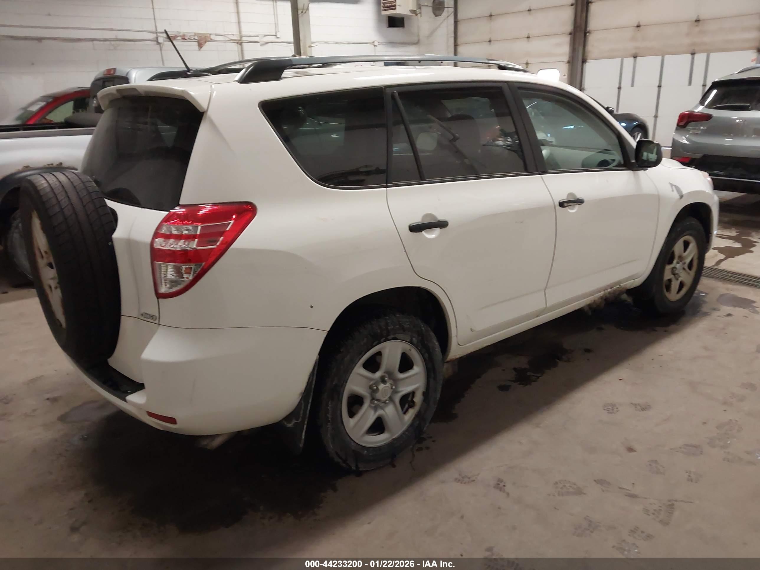 TOYOTA RAV4 image 4