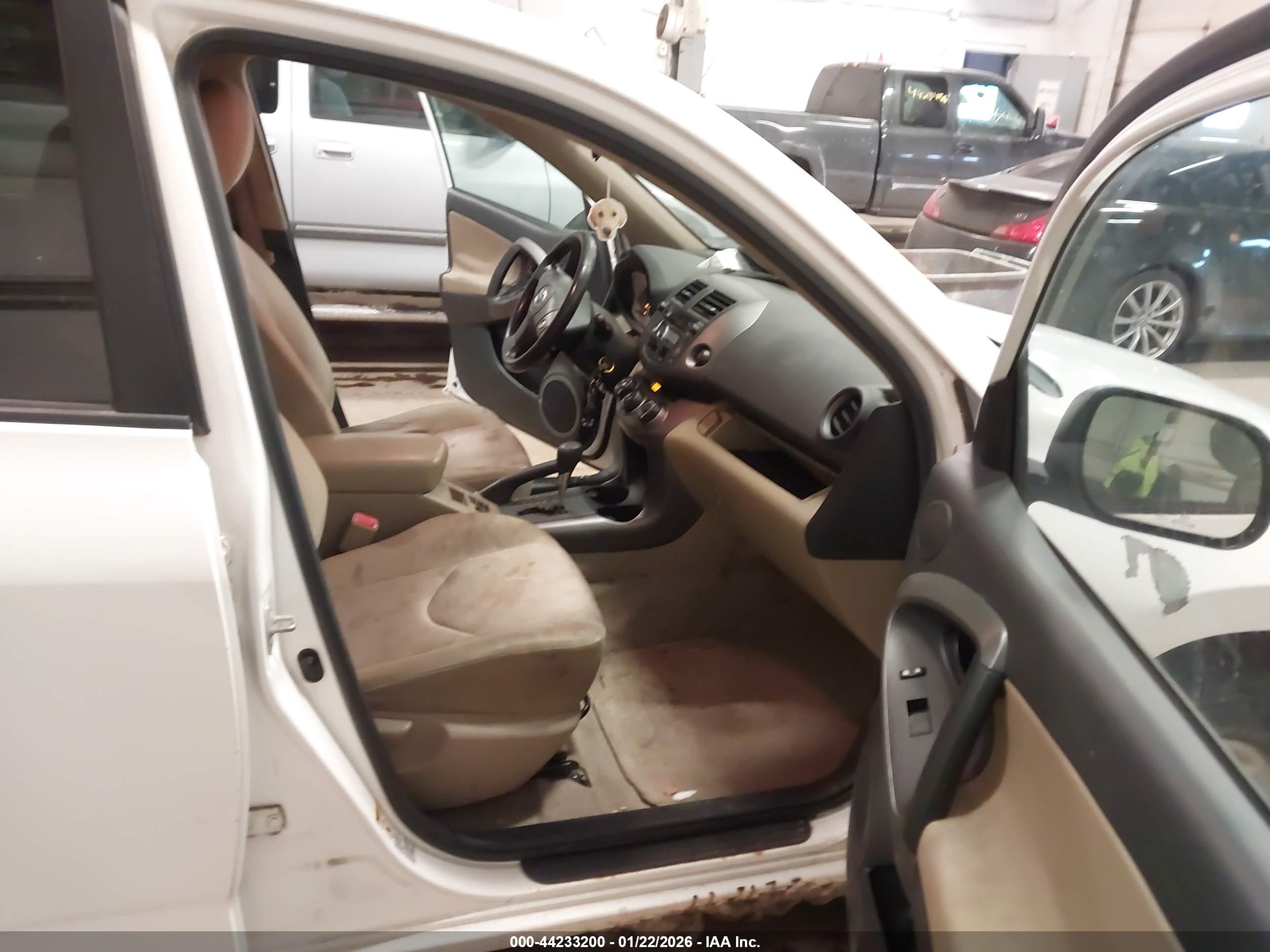 TOYOTA RAV4 image 5