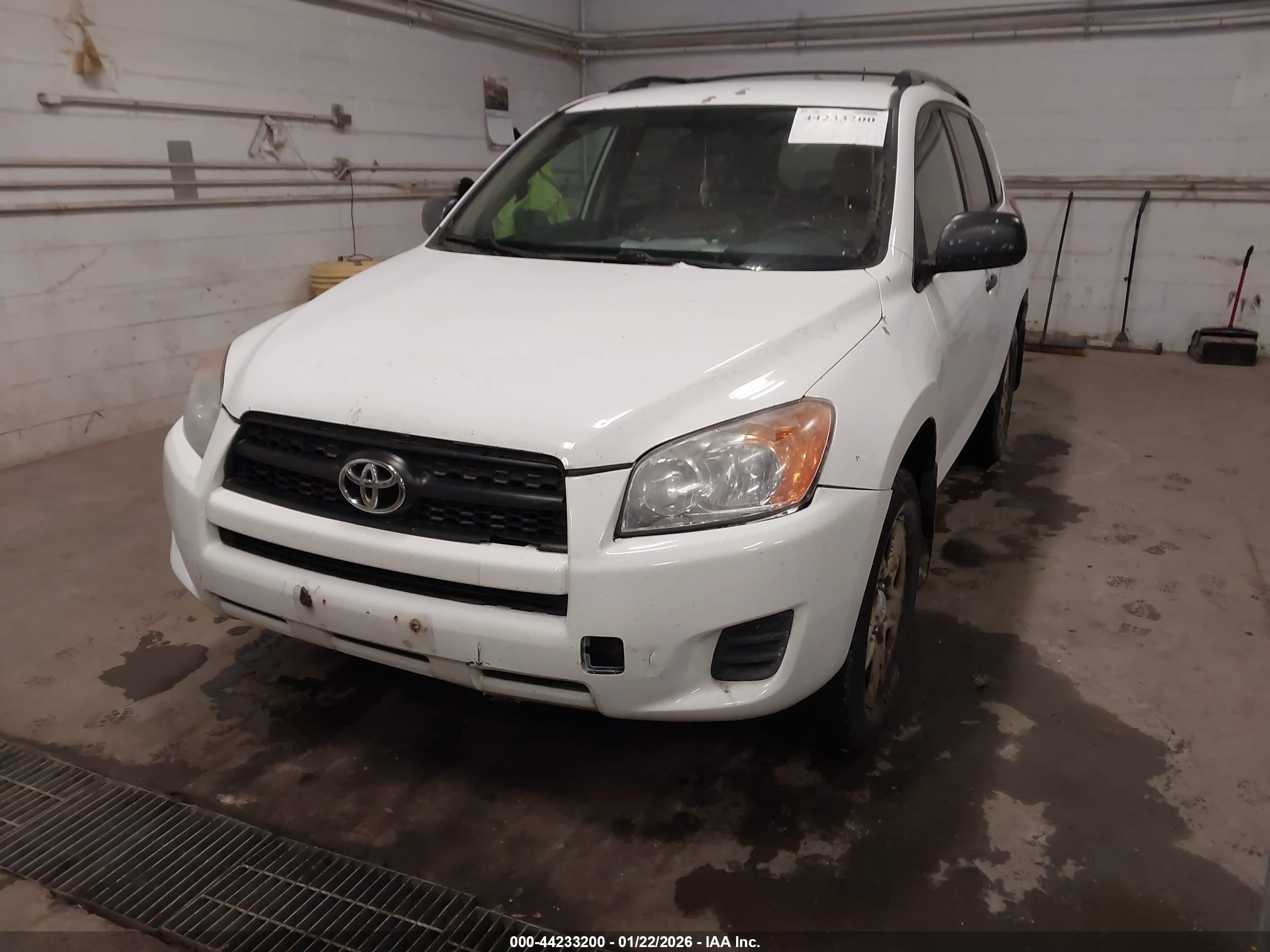 TOYOTA RAV4 image 6