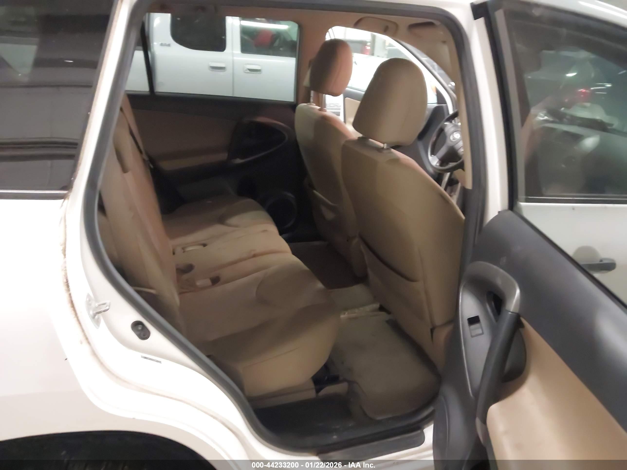 TOYOTA RAV4 image 8