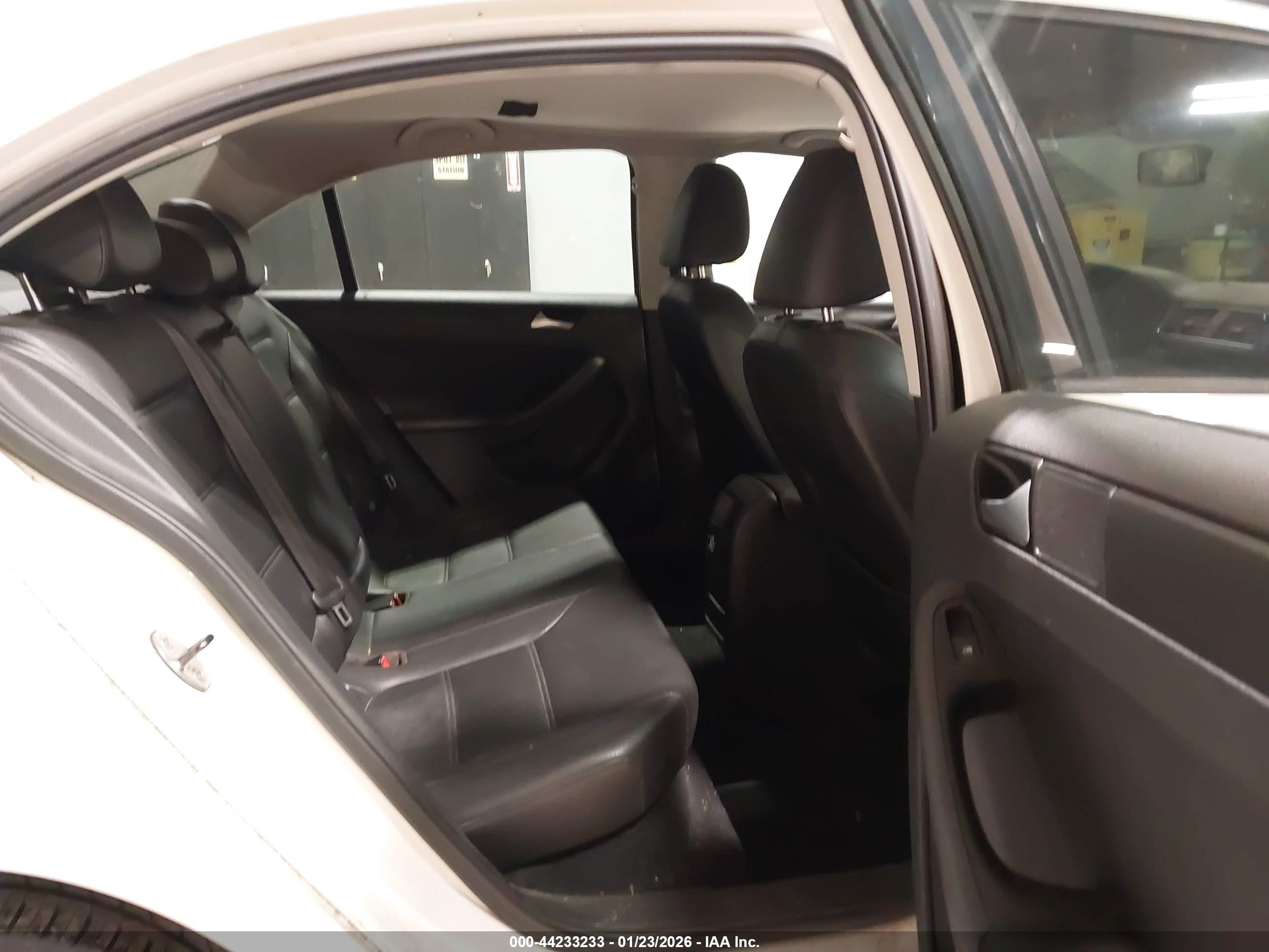 VOLKSWAGEN JETTA image 8