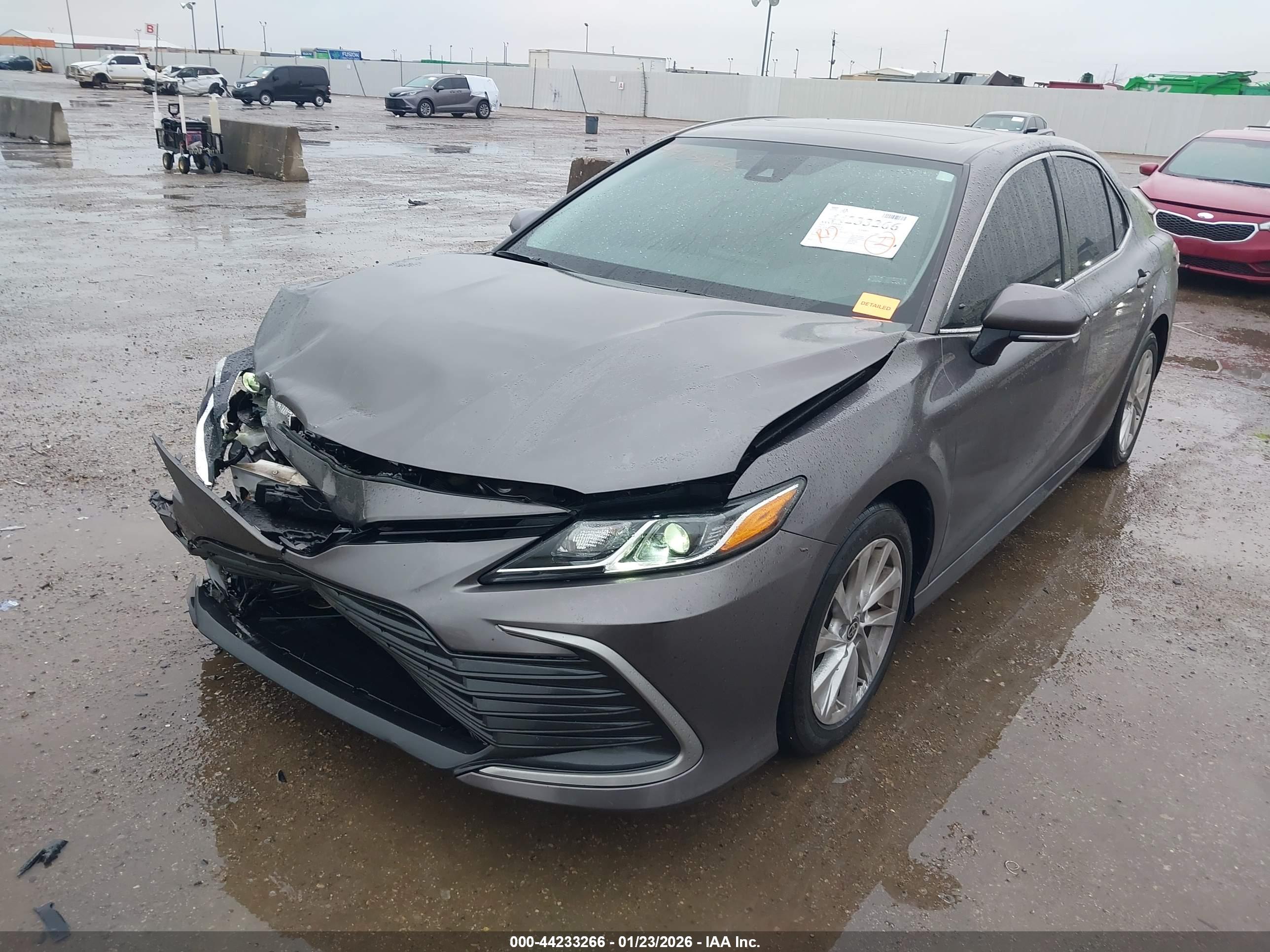 TOYOTA CAMRY image 2