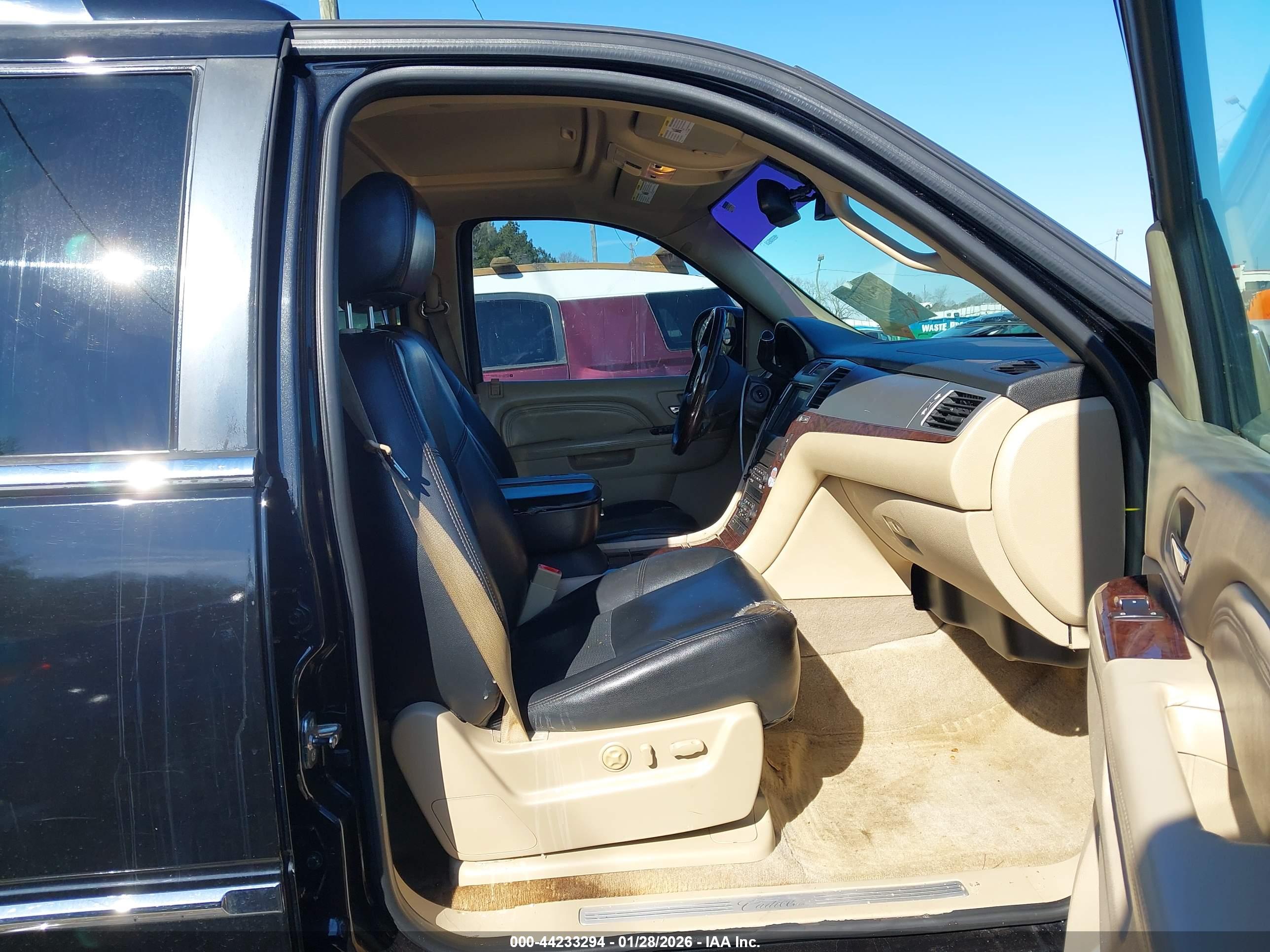 CADILLAC ESCALADE image 5