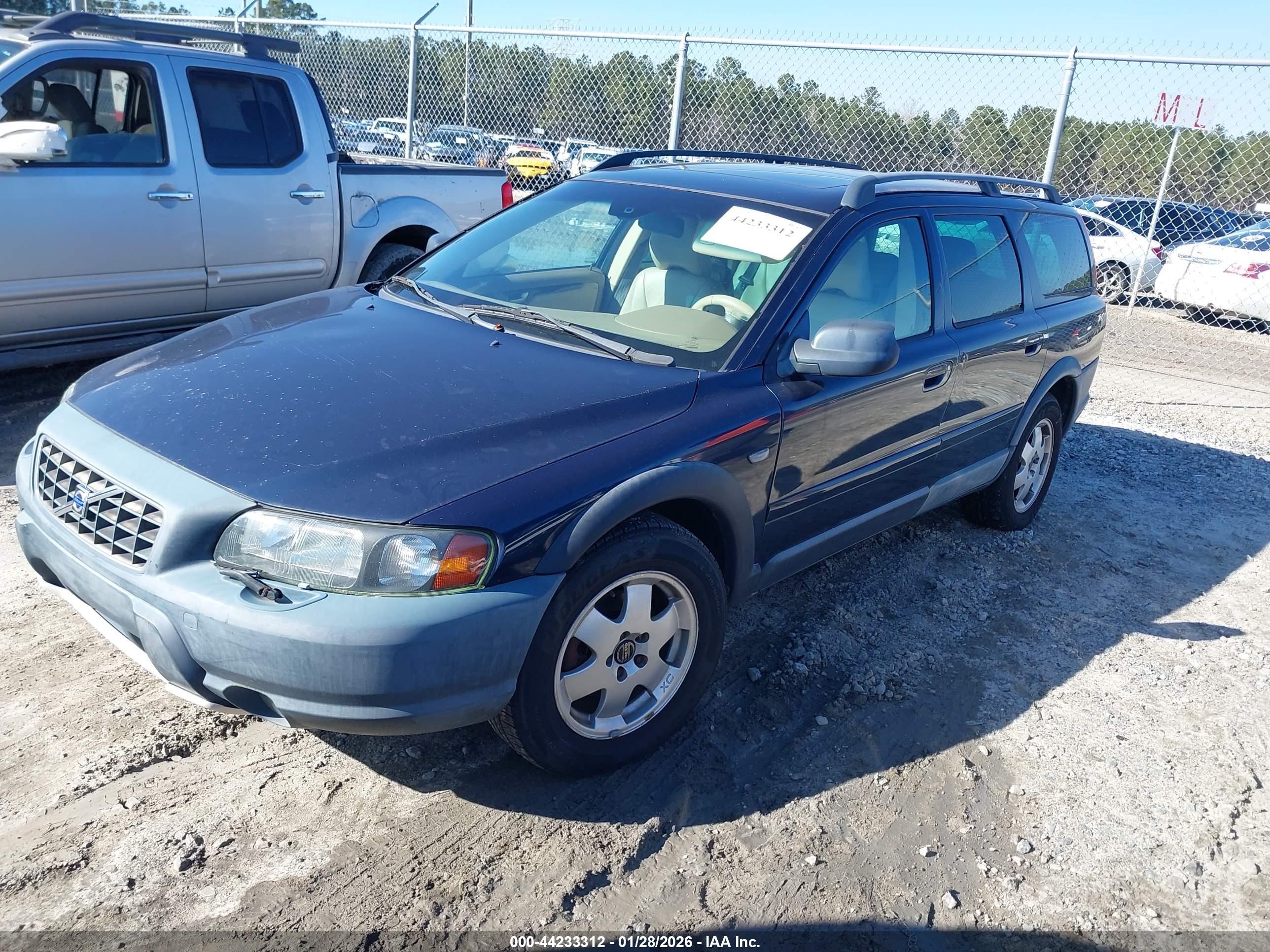 VOLVO XC70 image 2