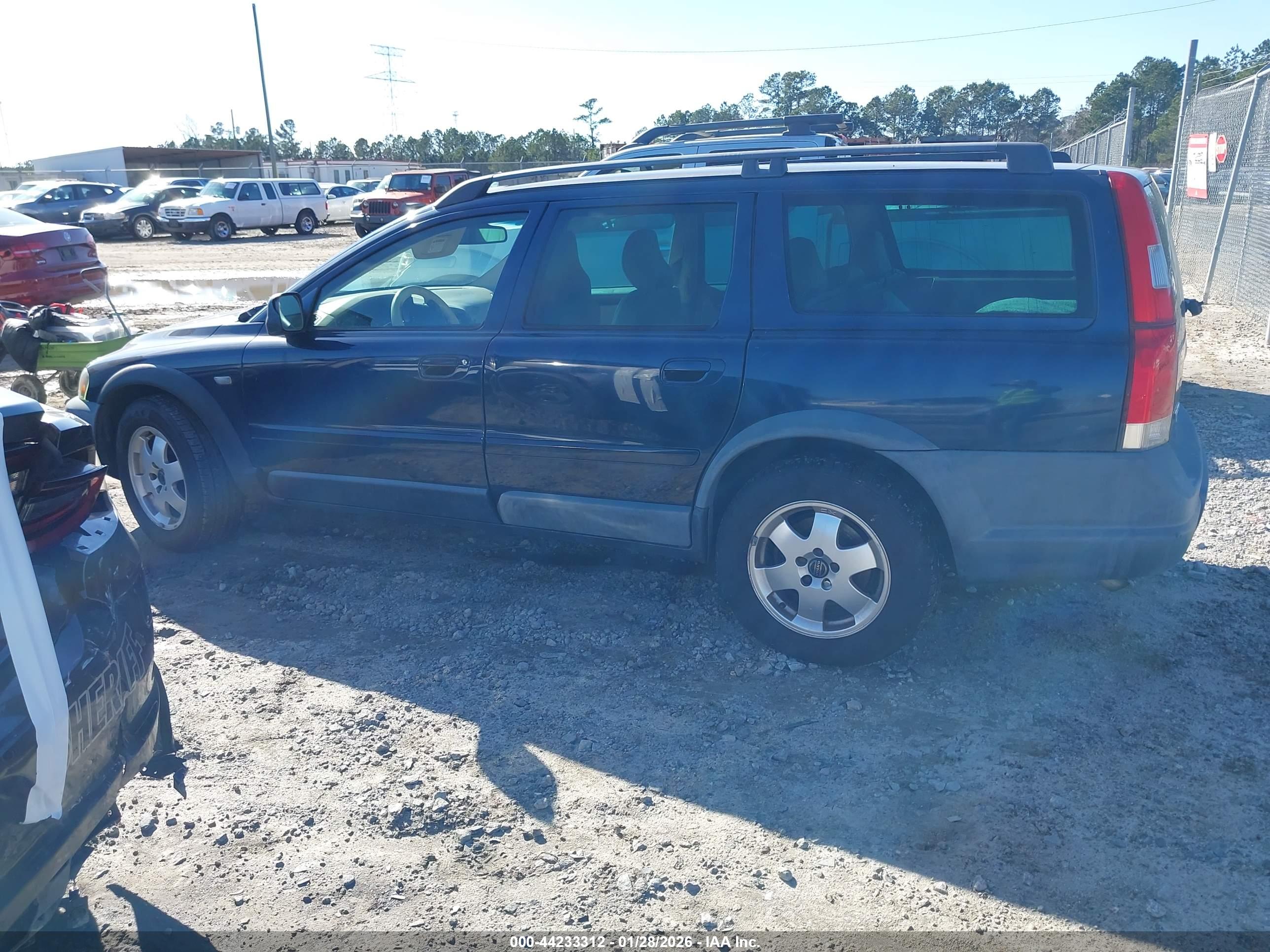 VOLVO XC70 image 3