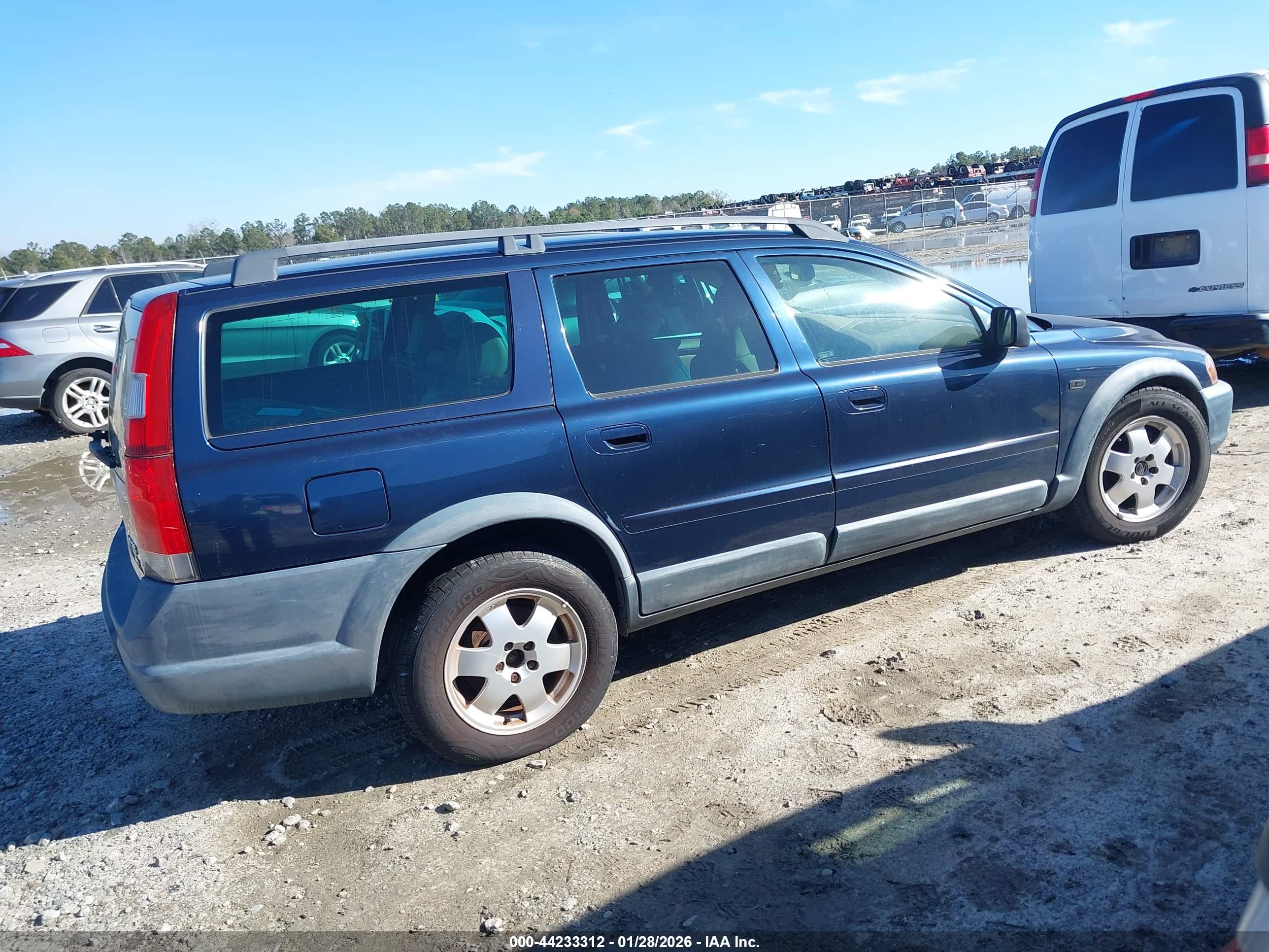 VOLVO XC70 image 4