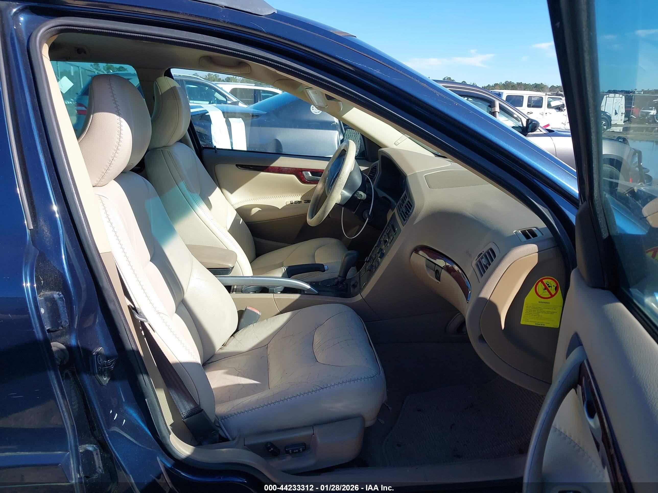 VOLVO XC70 image 5