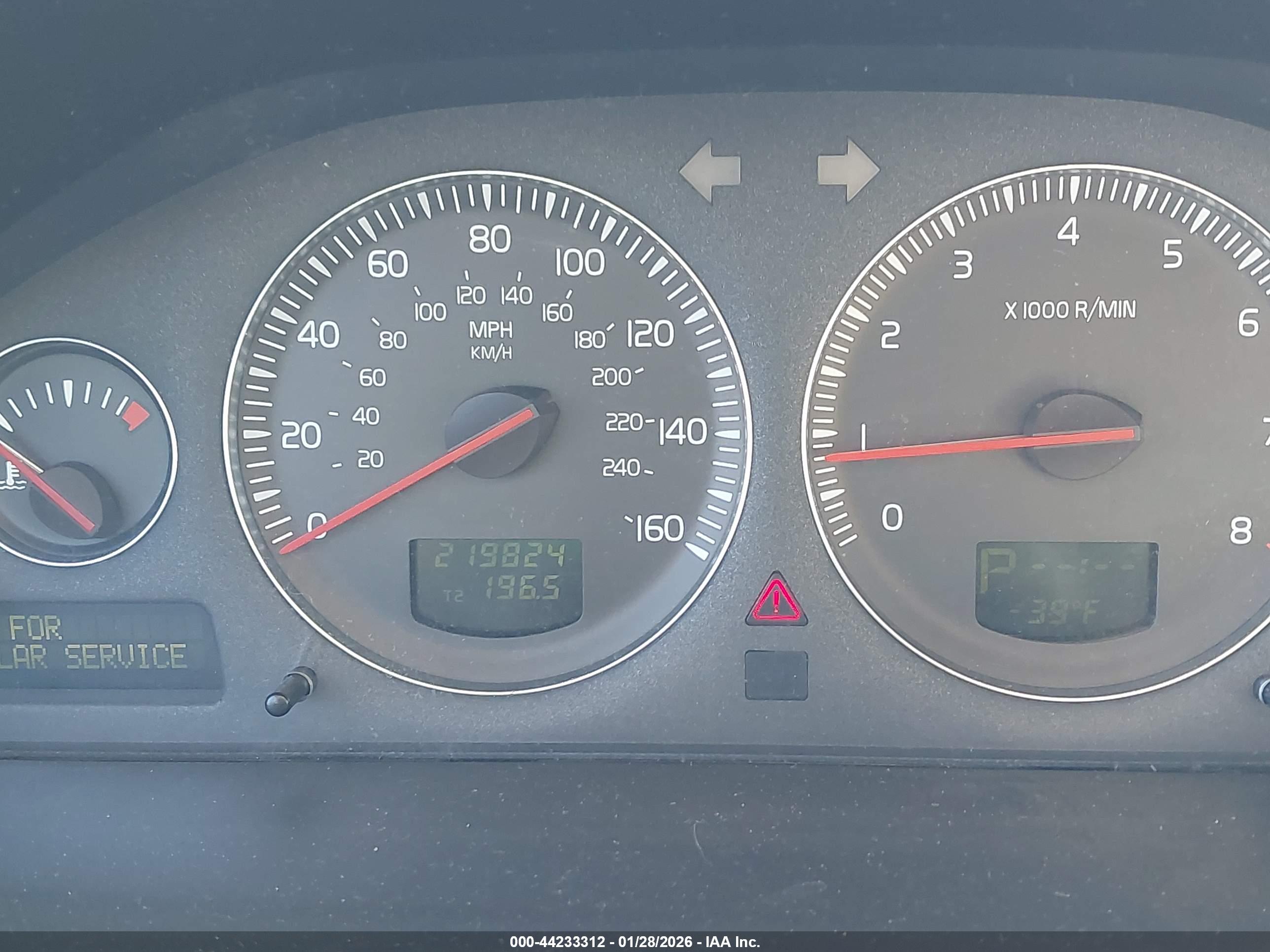 VOLVO XC70 image 7