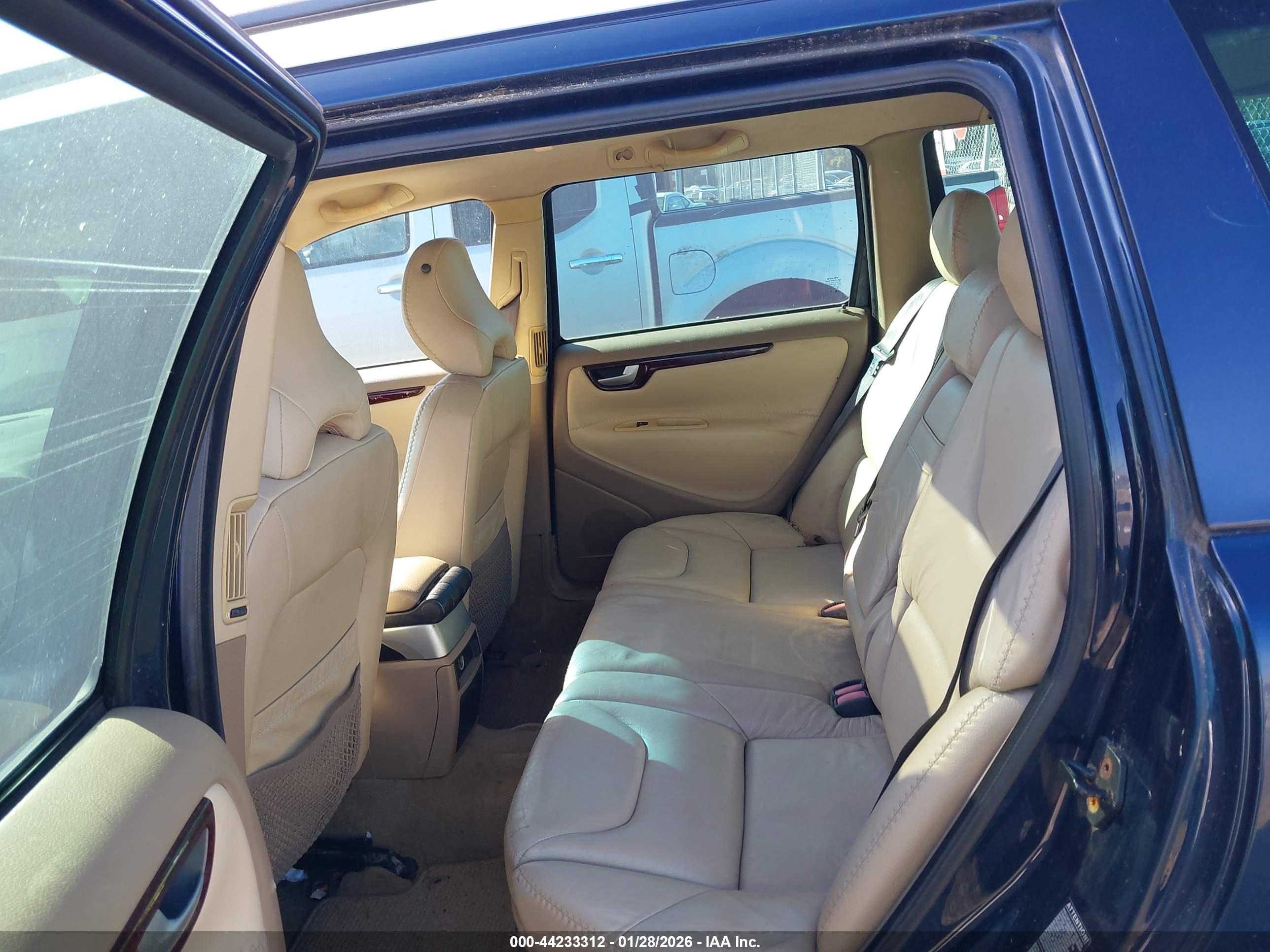 VOLVO XC70 image 8