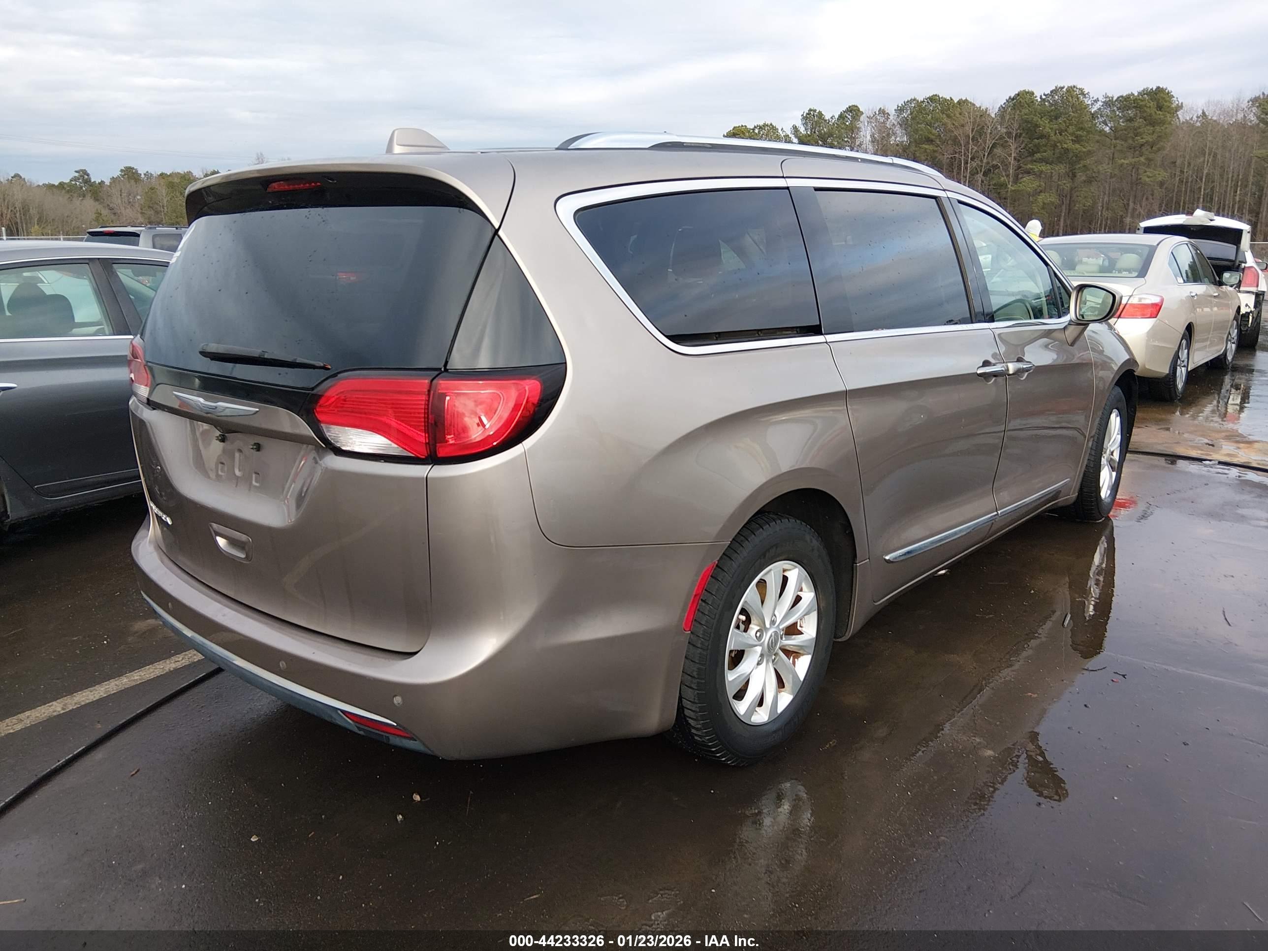 CHRYSLER PACIFICA image 4