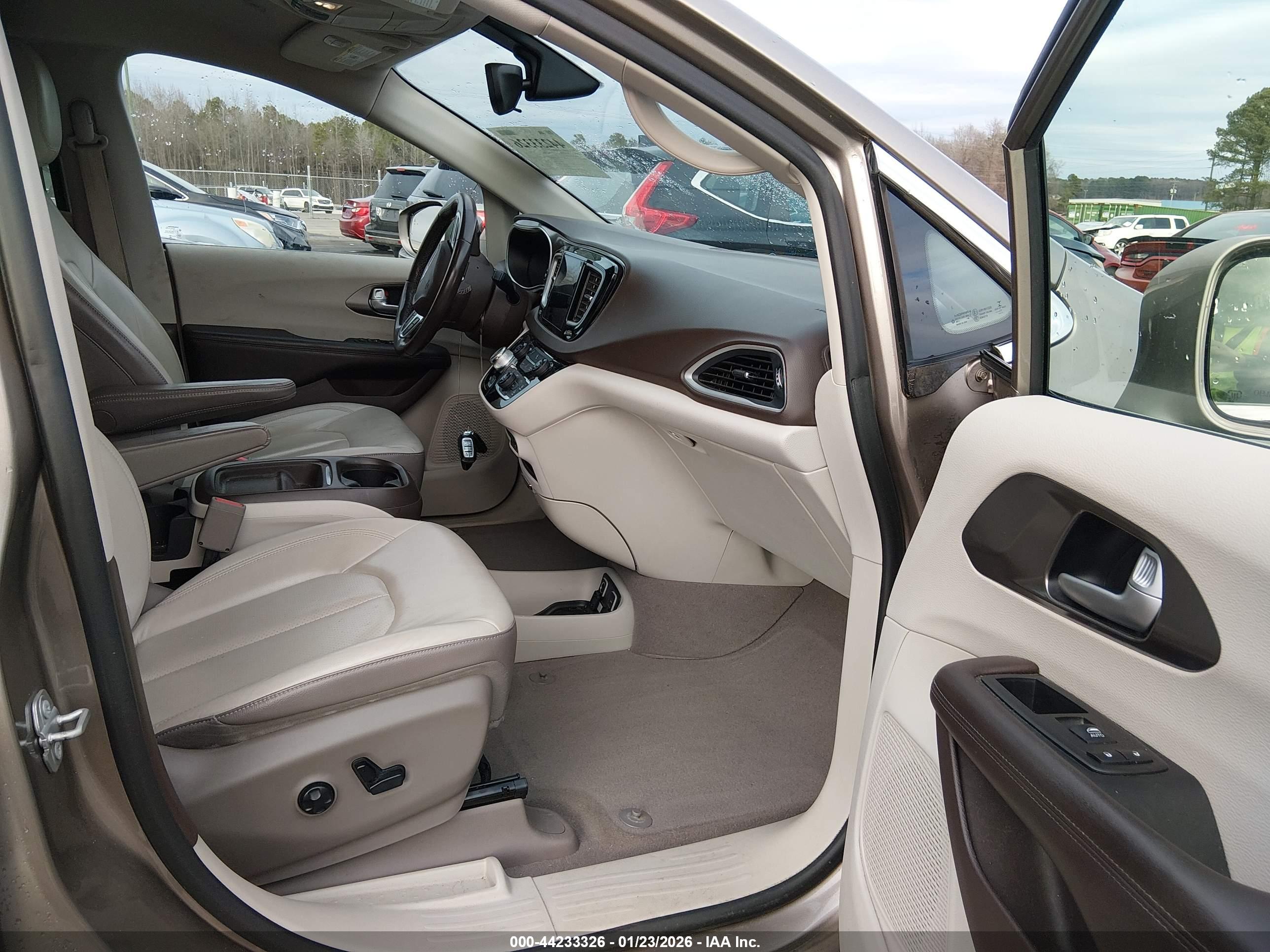 CHRYSLER PACIFICA image 5