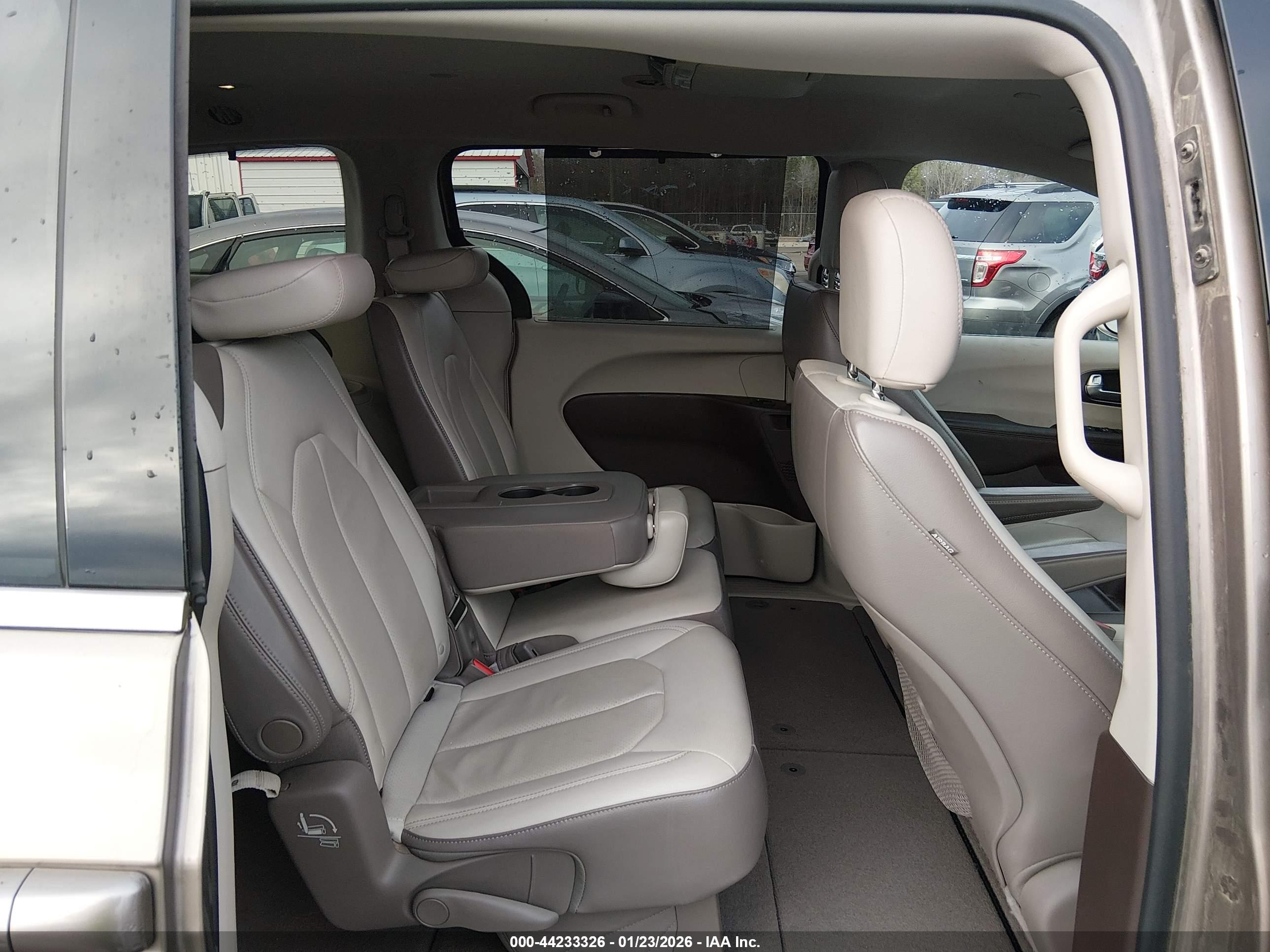 CHRYSLER PACIFICA image 8