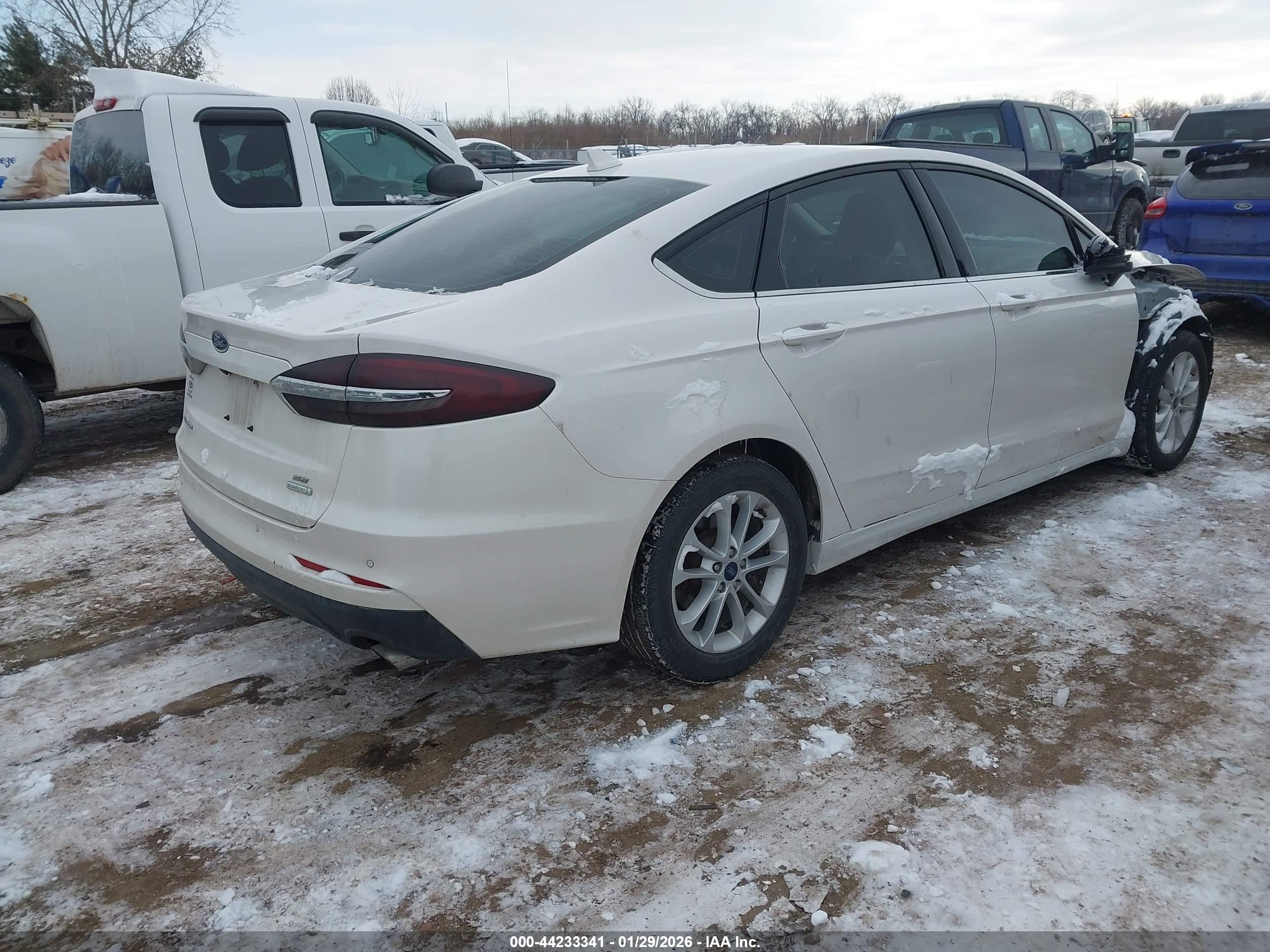 FORD FUSION image 4