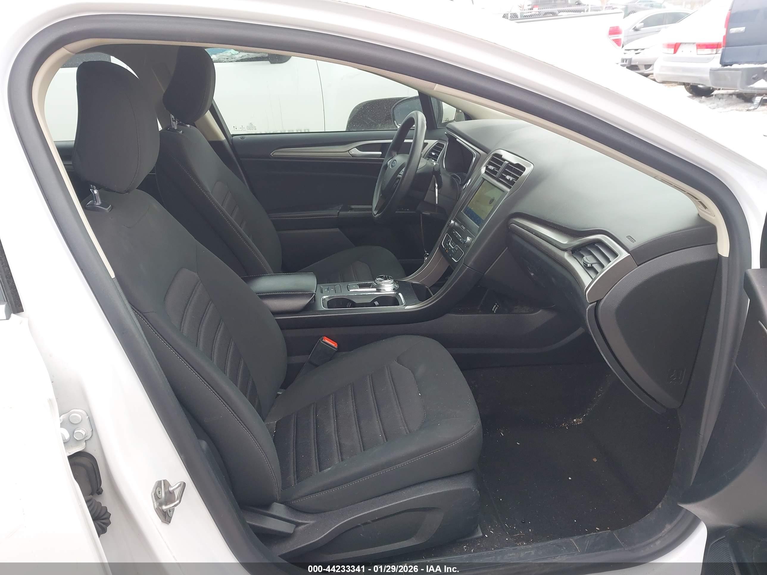 FORD FUSION image 5