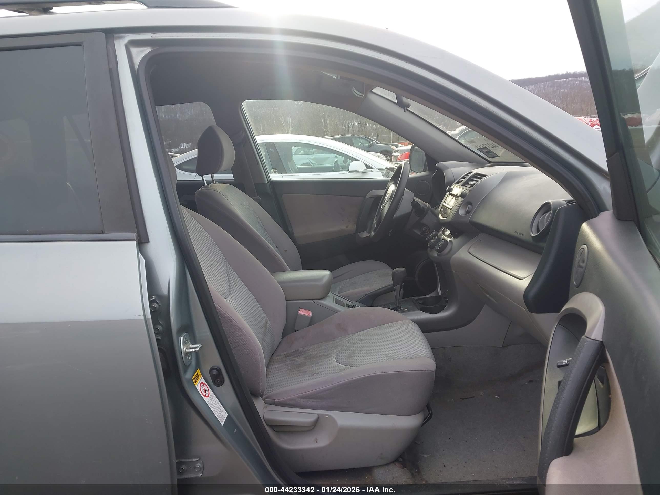 TOYOTA RAV4 image 5