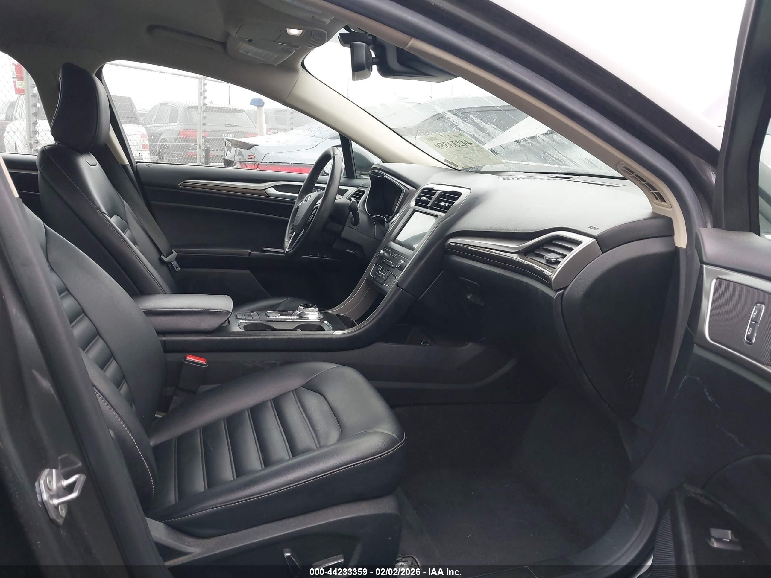 FORD FUSION image 5