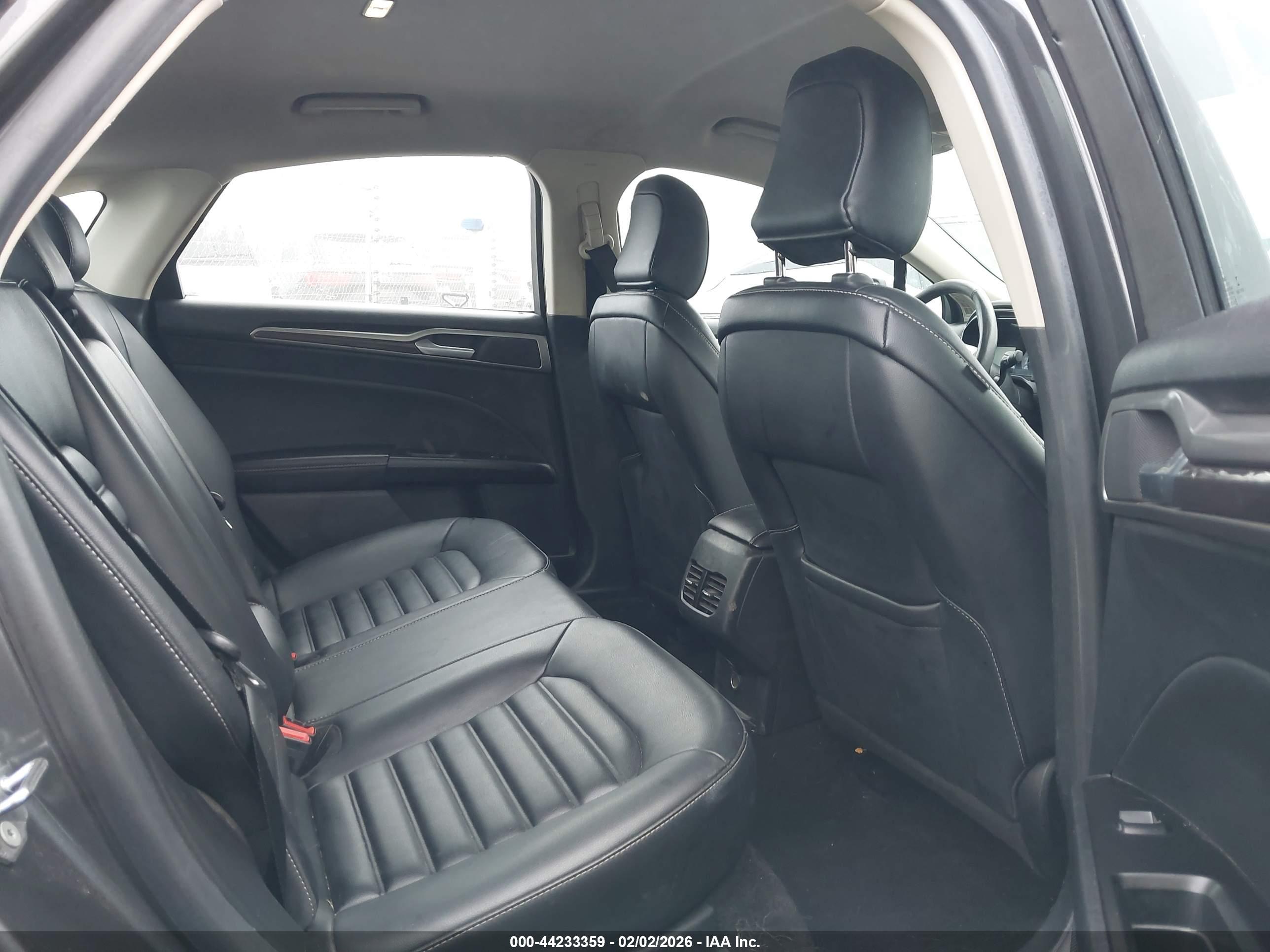 FORD FUSION image 8