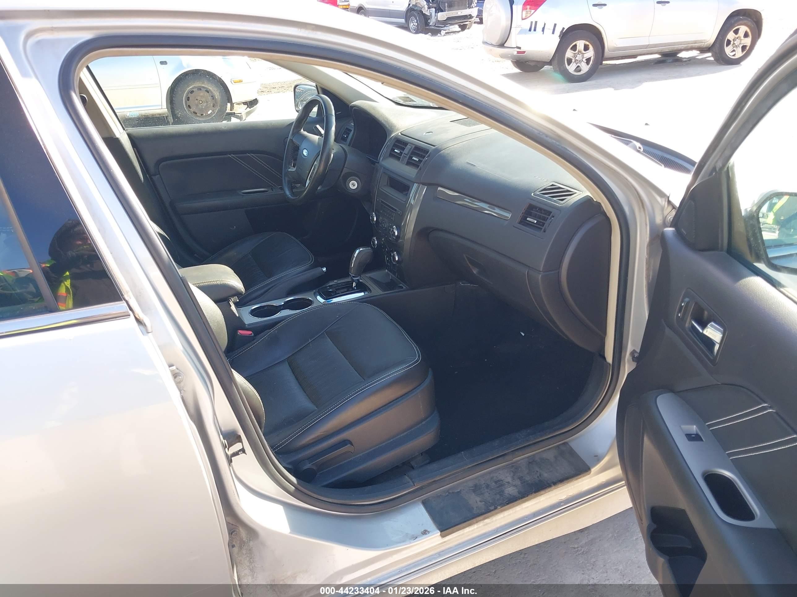 FORD FUSION image 5