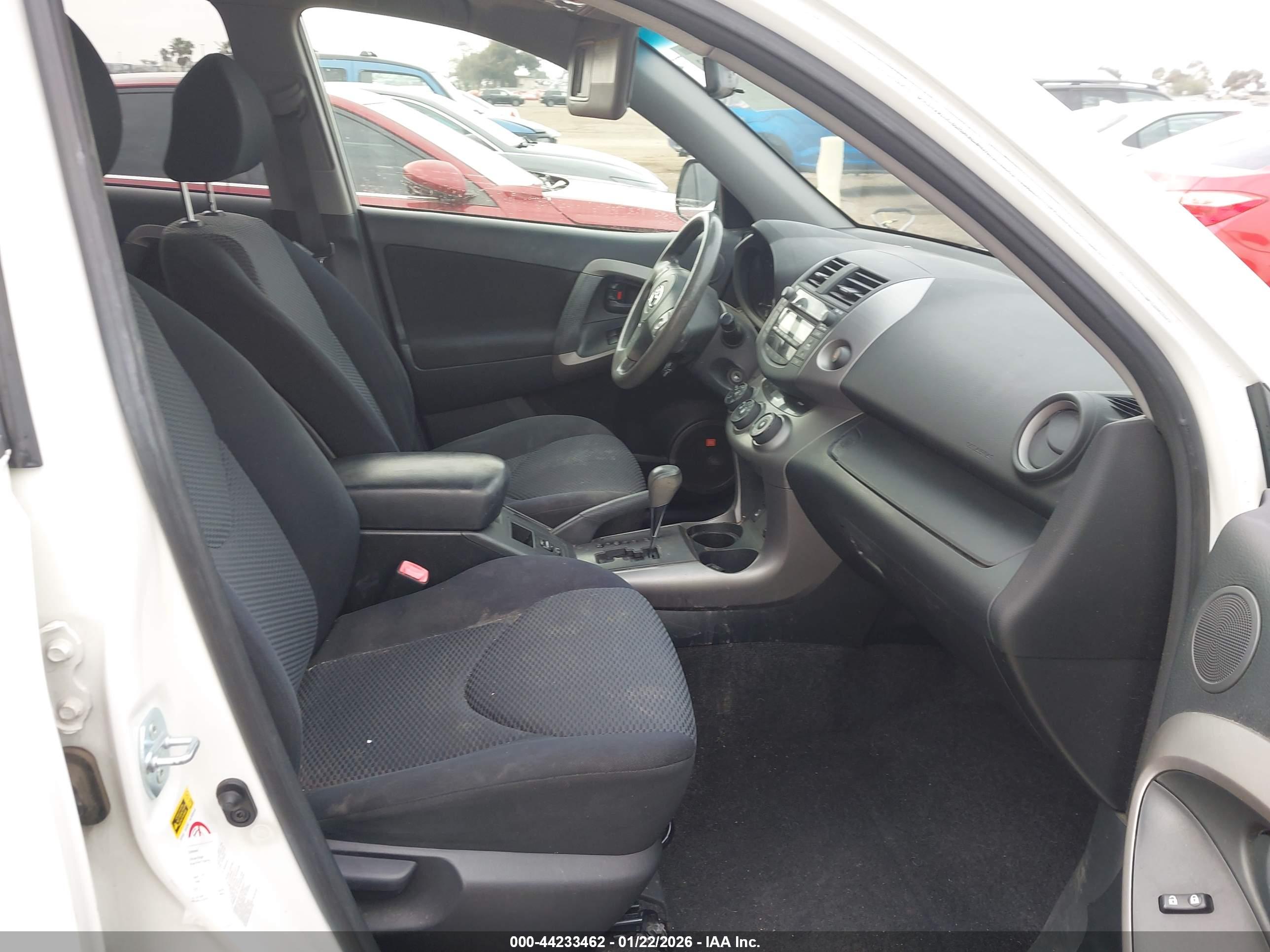 TOYOTA RAV4 image 5