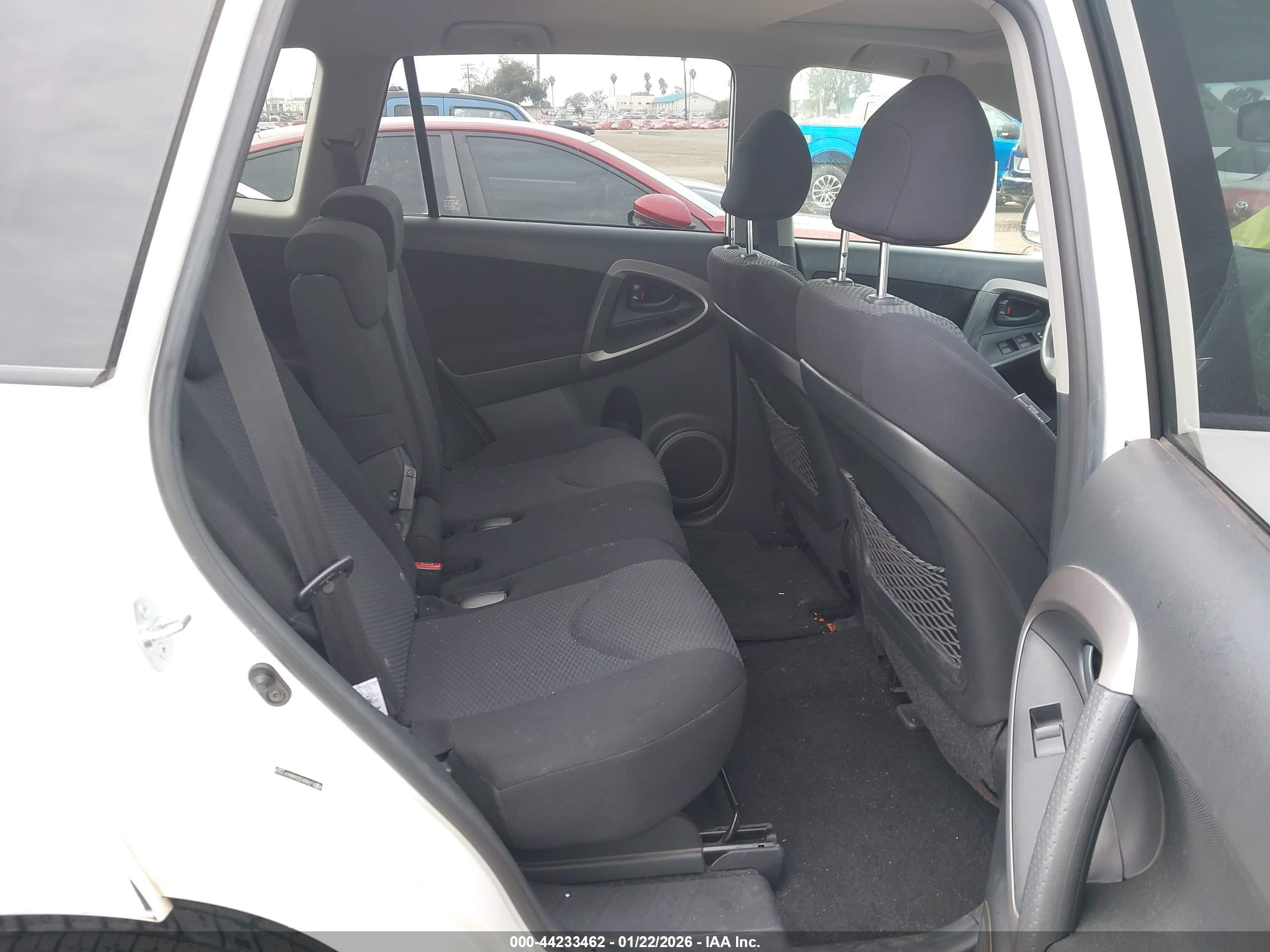 TOYOTA RAV4 image 8