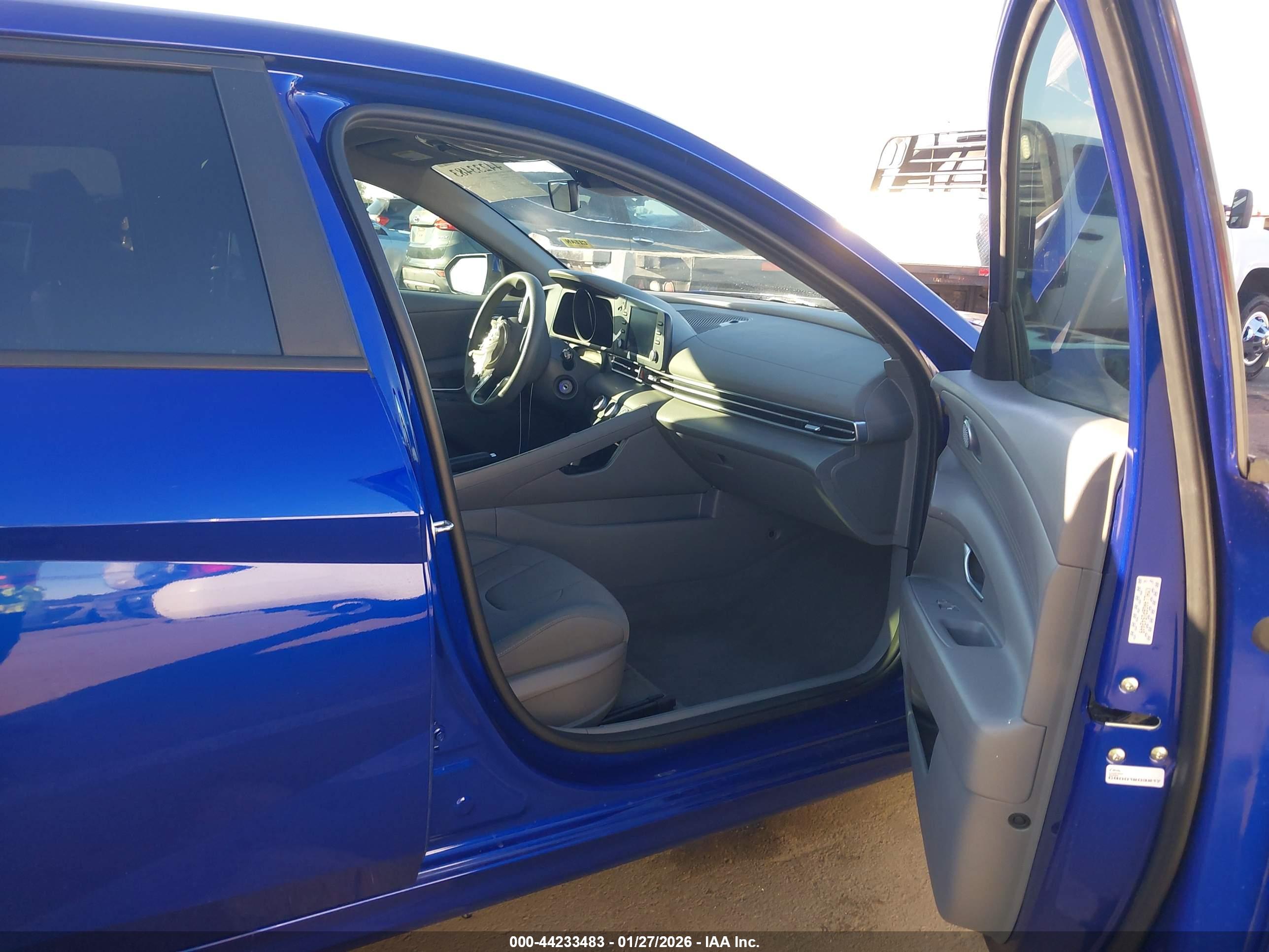 HYUNDAI ELANTRA image 5