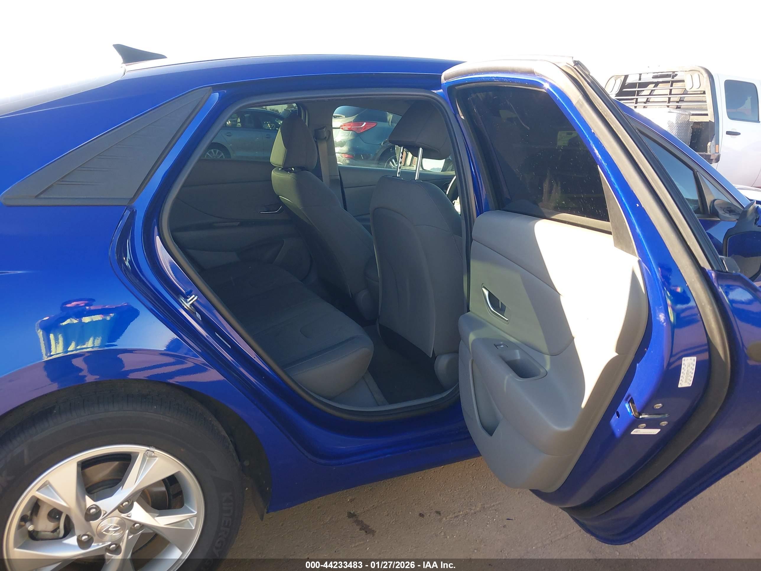 HYUNDAI ELANTRA image 8