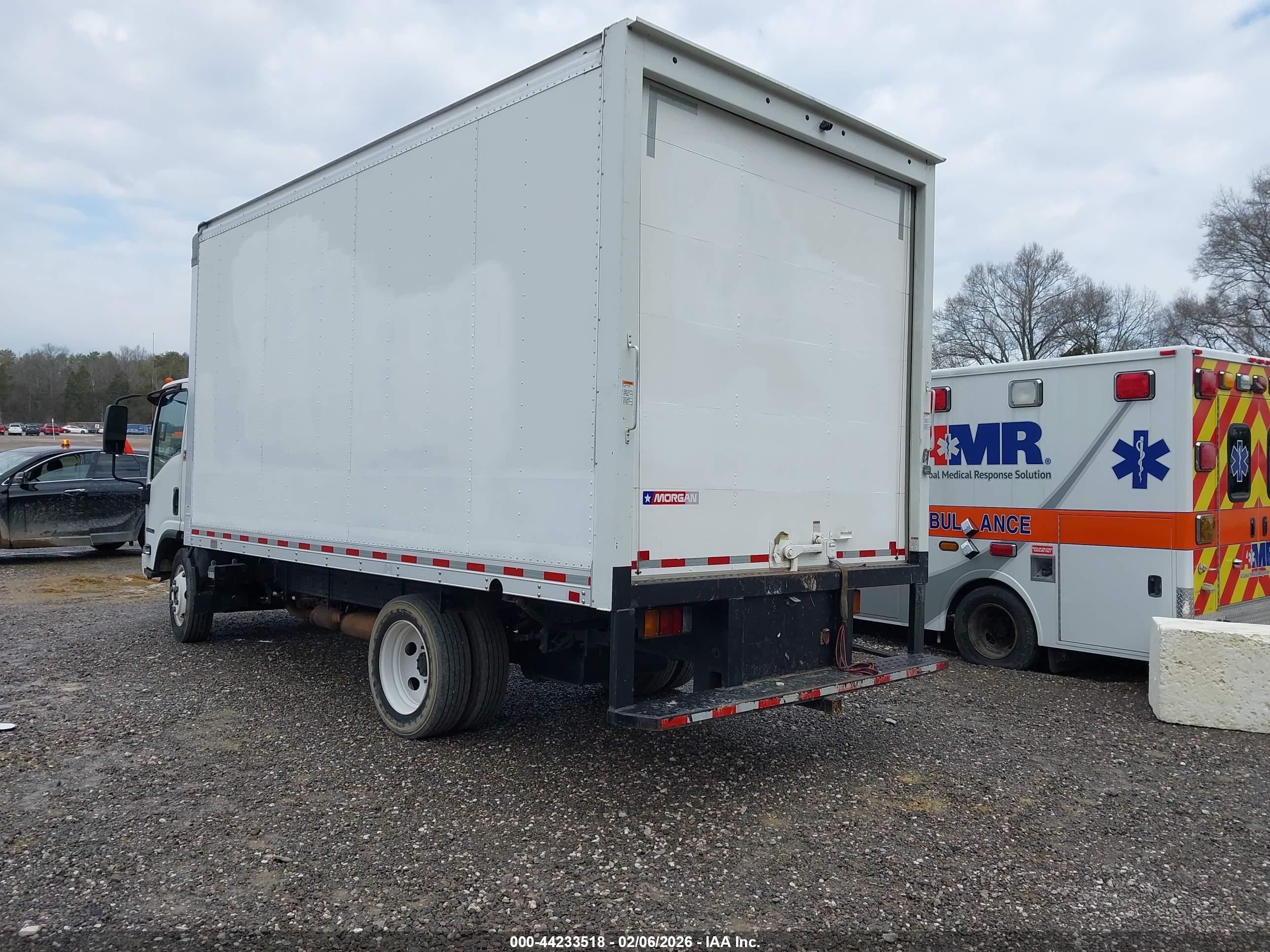 ISUZU NPR image 3