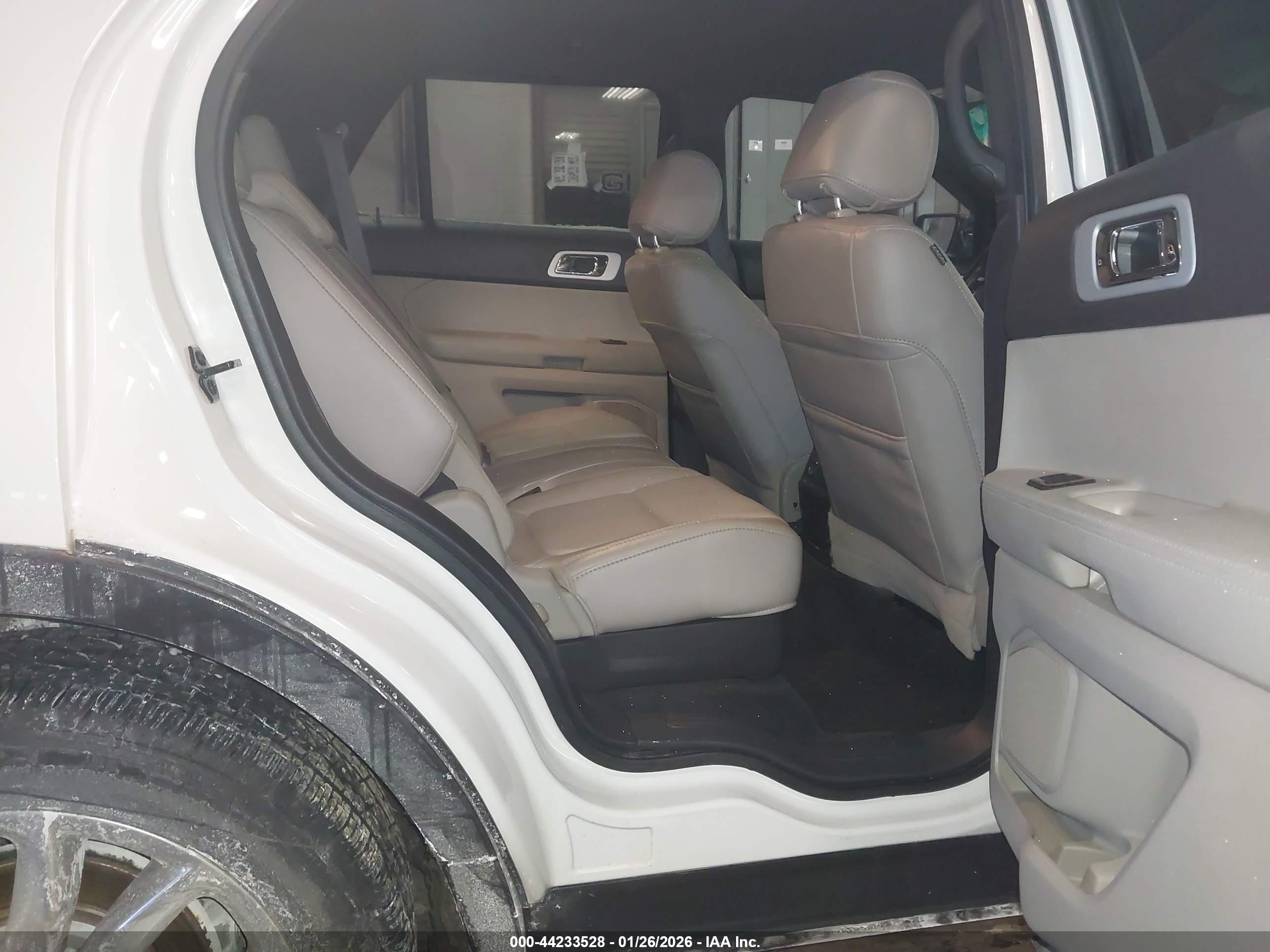 FORD EXPLORER image 8