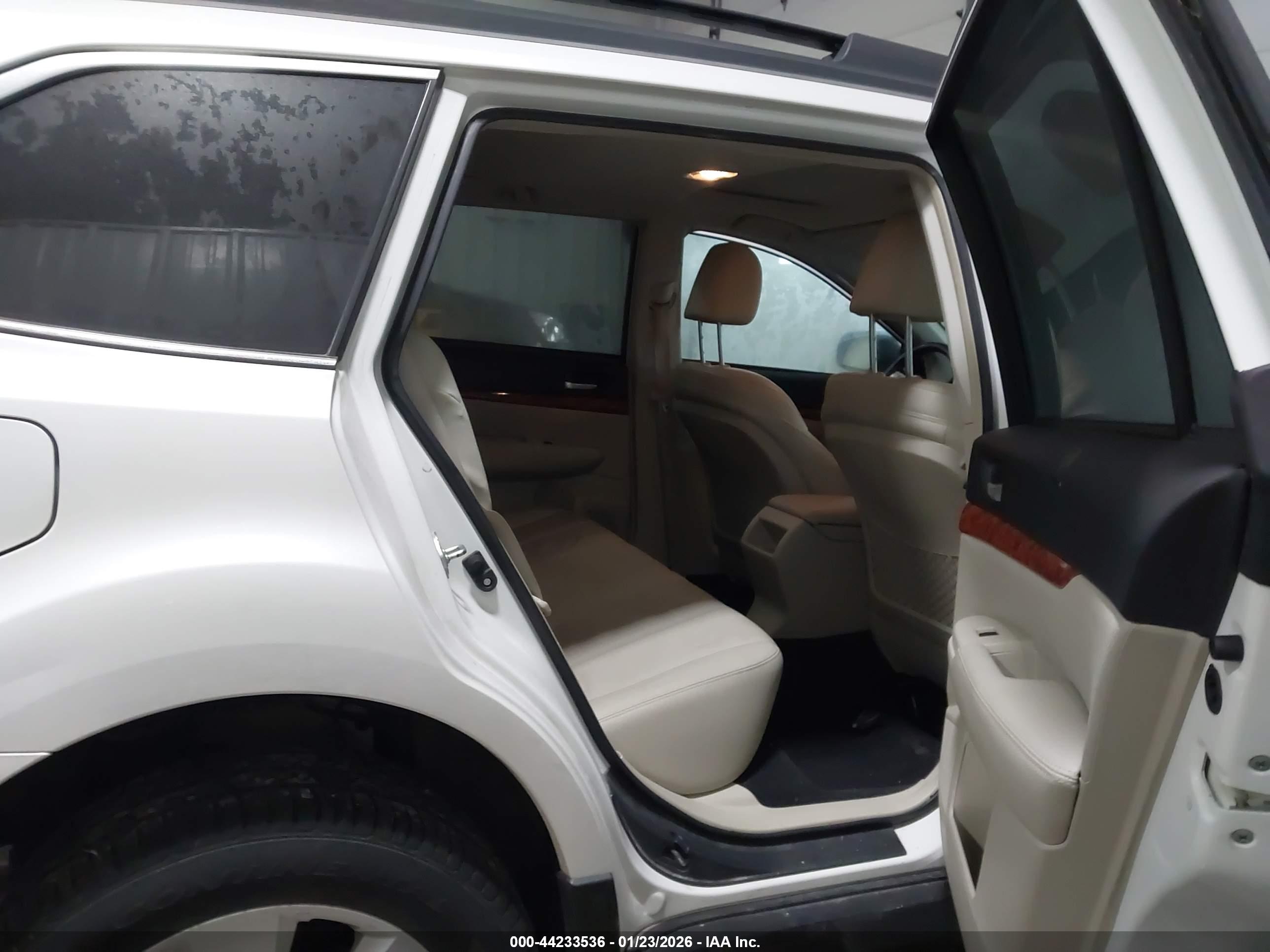 SUBARU OUTBACK image 8
