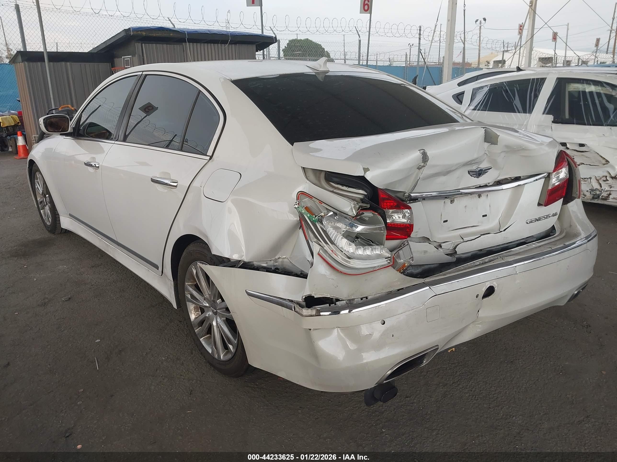 HYUNDAI GENESIS image 3