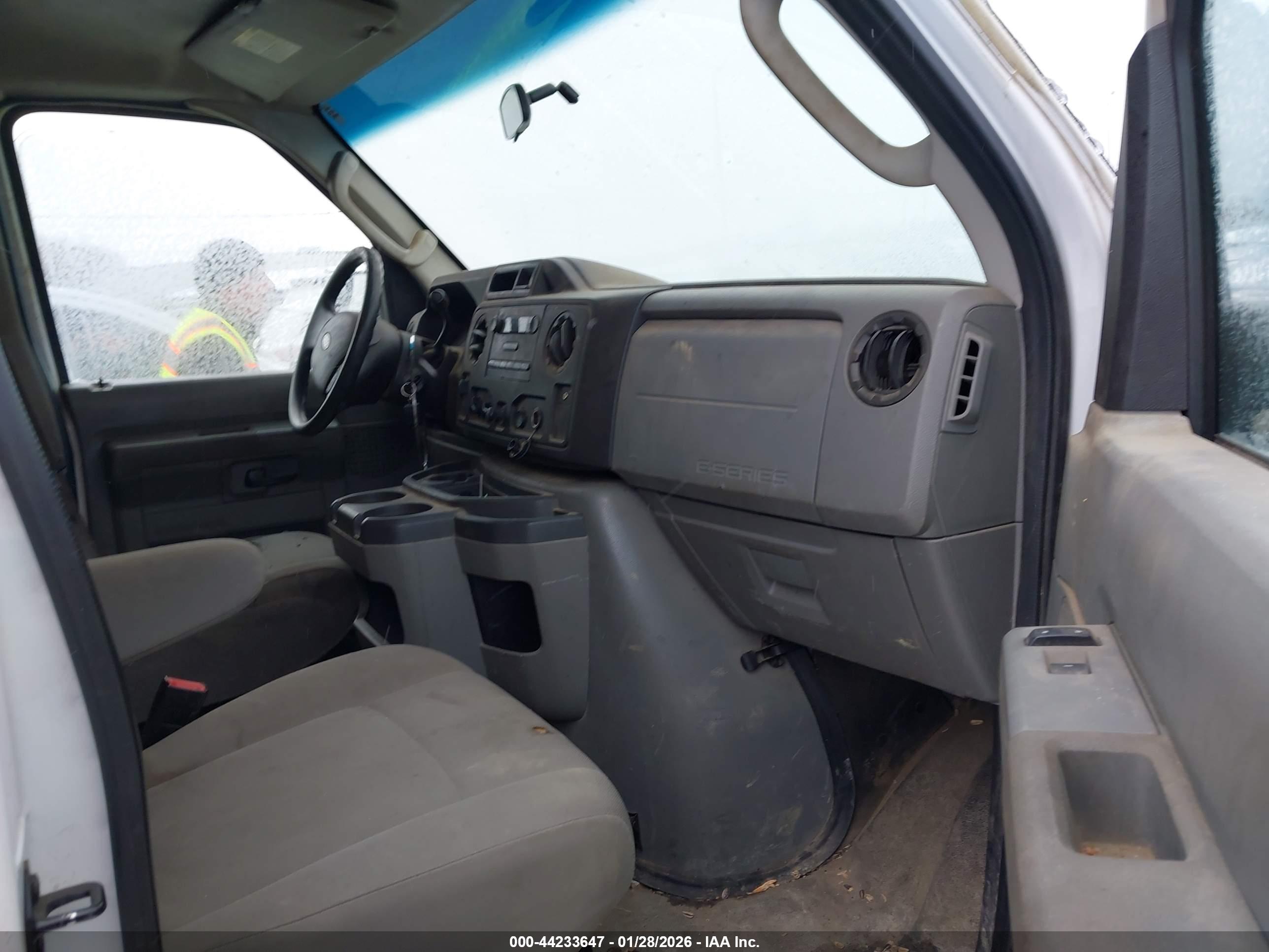 FORD E-150 image 5
