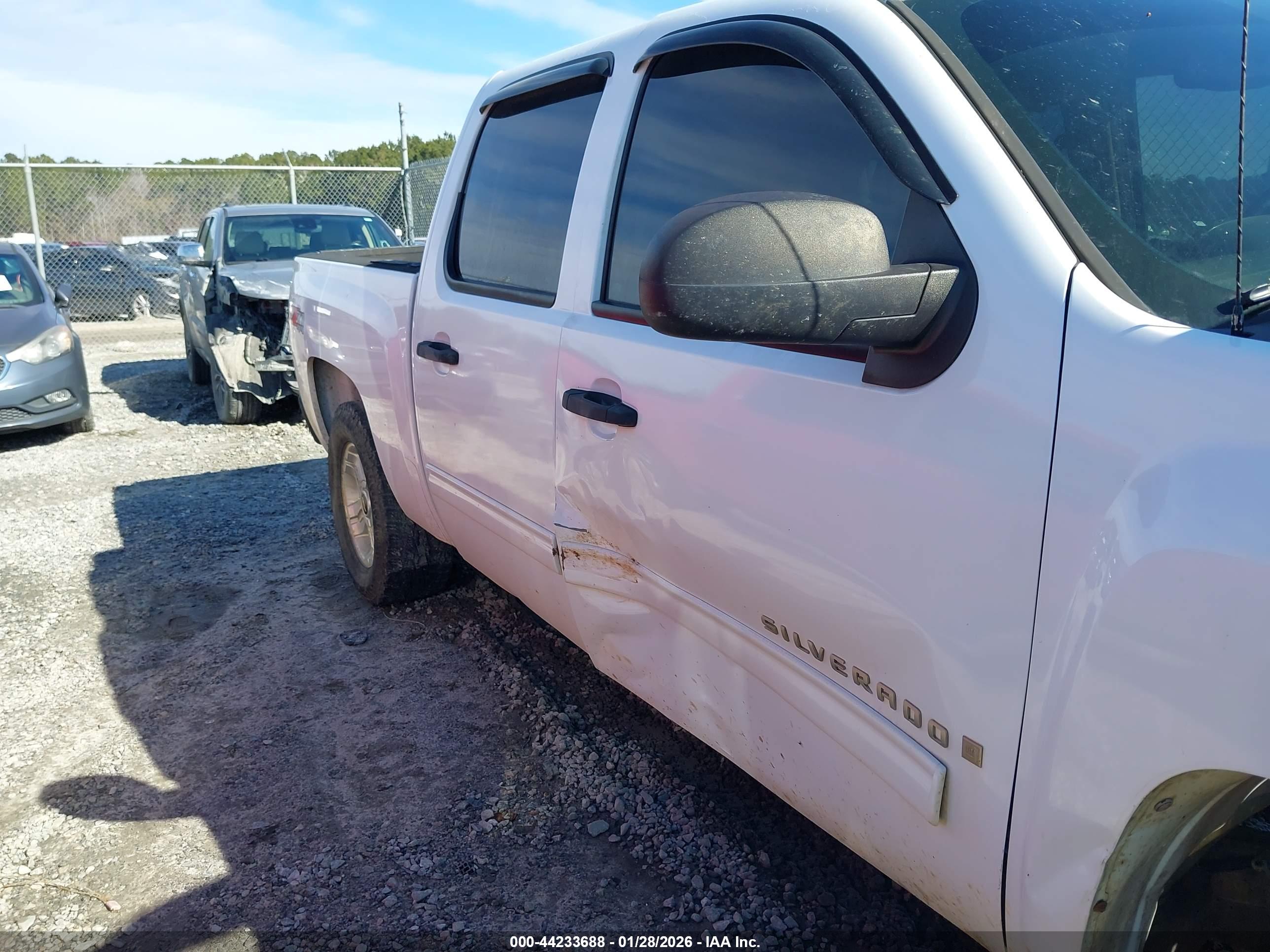 CHEVROLET SILVERADO image 6
