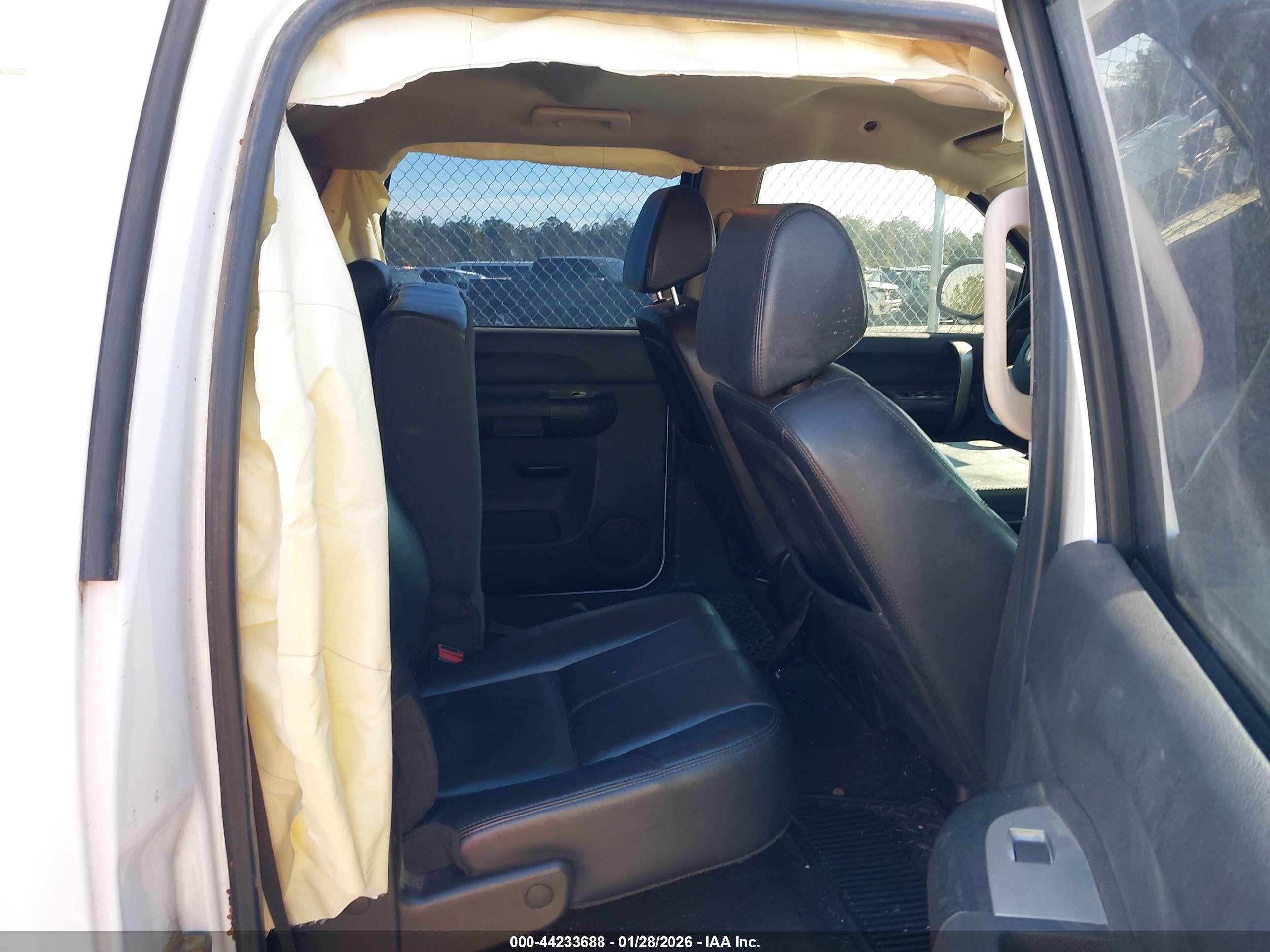 CHEVROLET SILVERADO image 8
