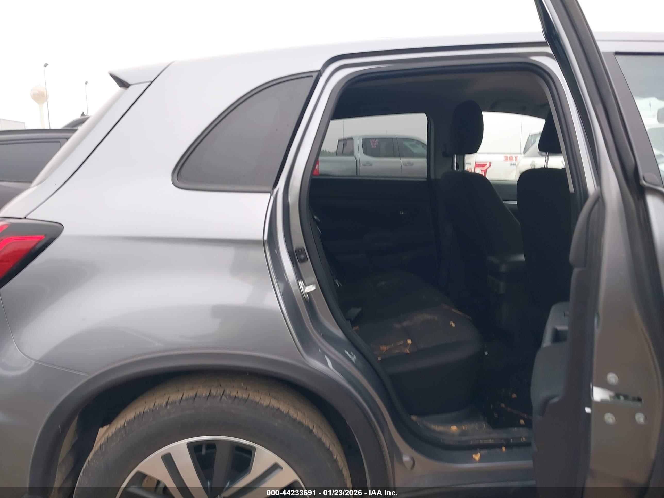 MITSUBISHI OUTLANDER image 8