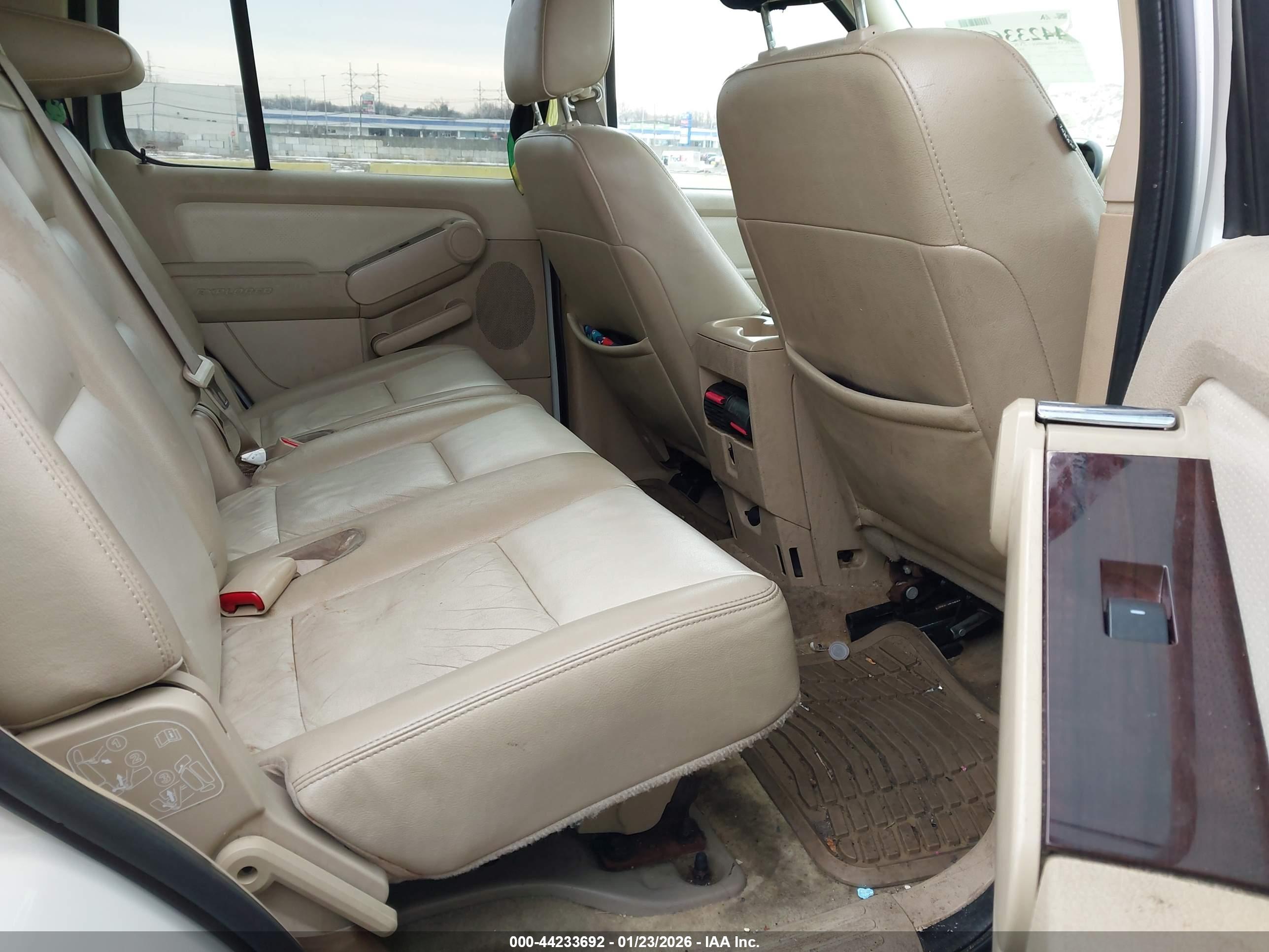 FORD EXPLORER image 8