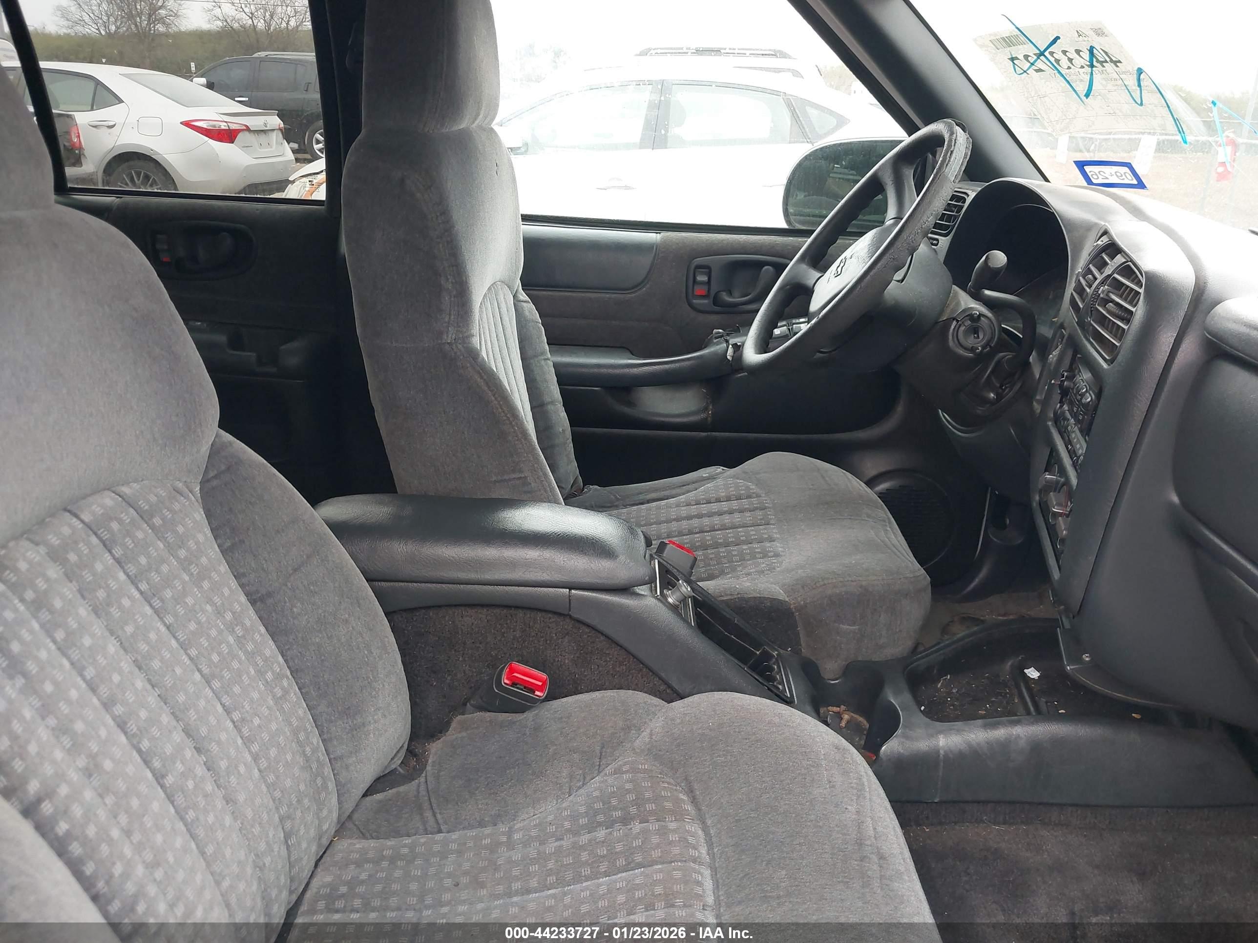 CHEVROLET BLAZER image 5