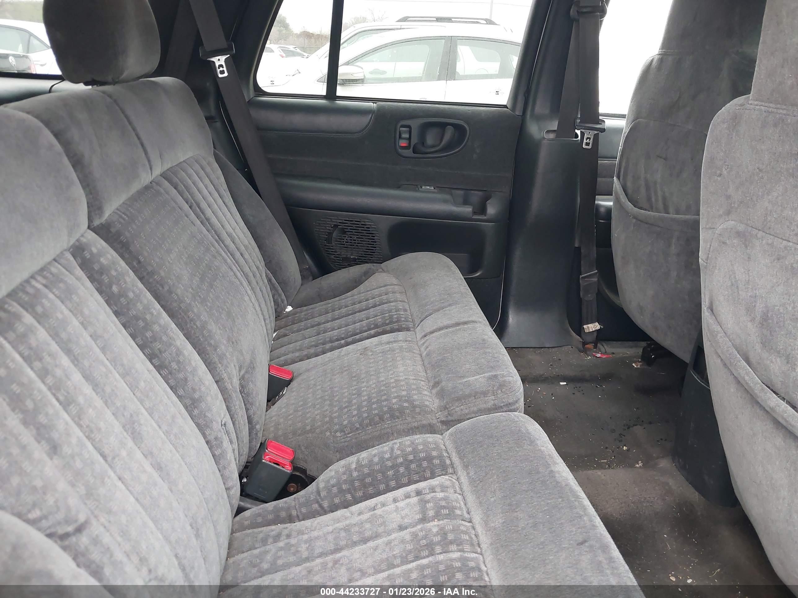 CHEVROLET BLAZER image 8
