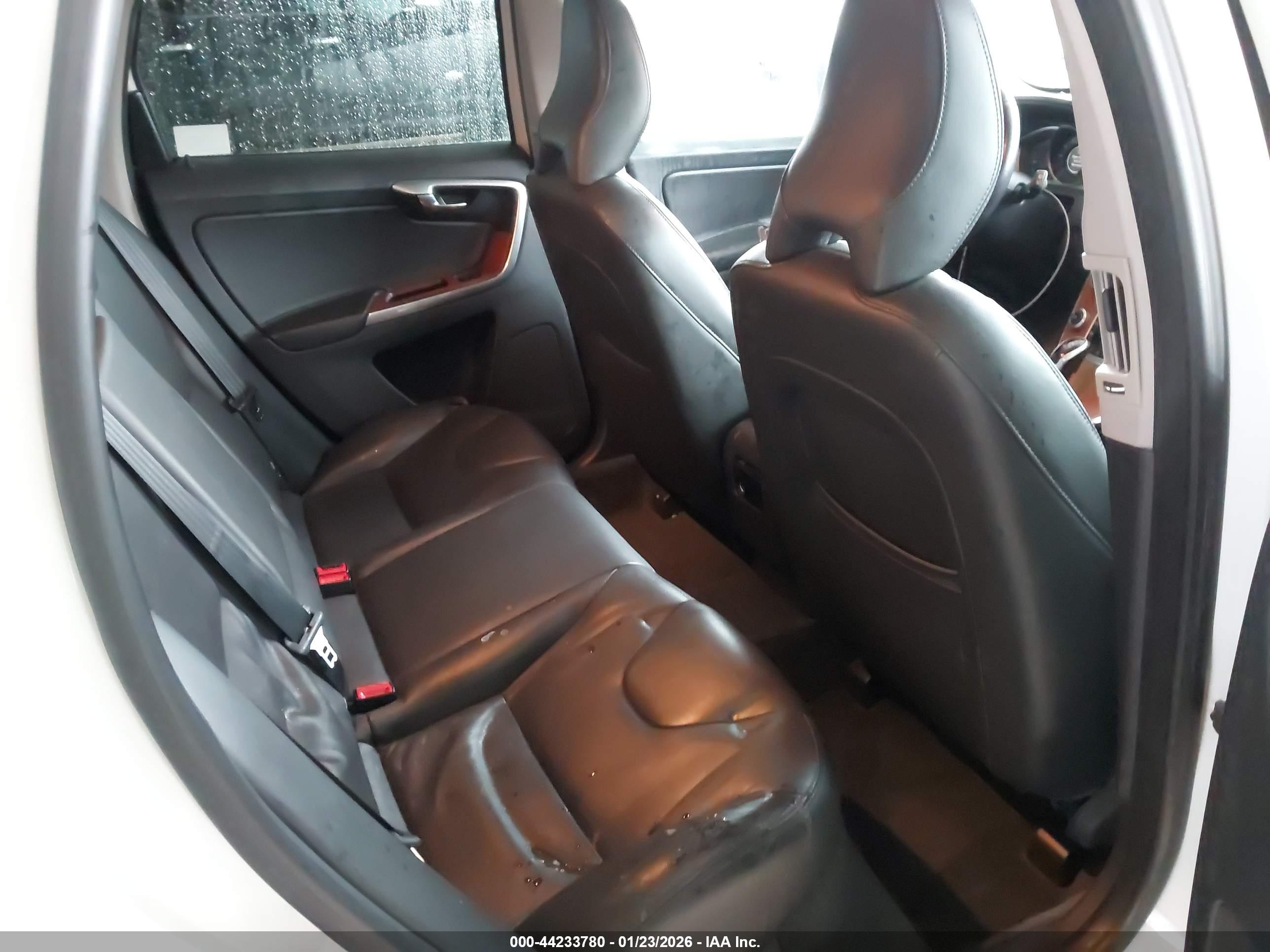 VOLVO XC60 image 8