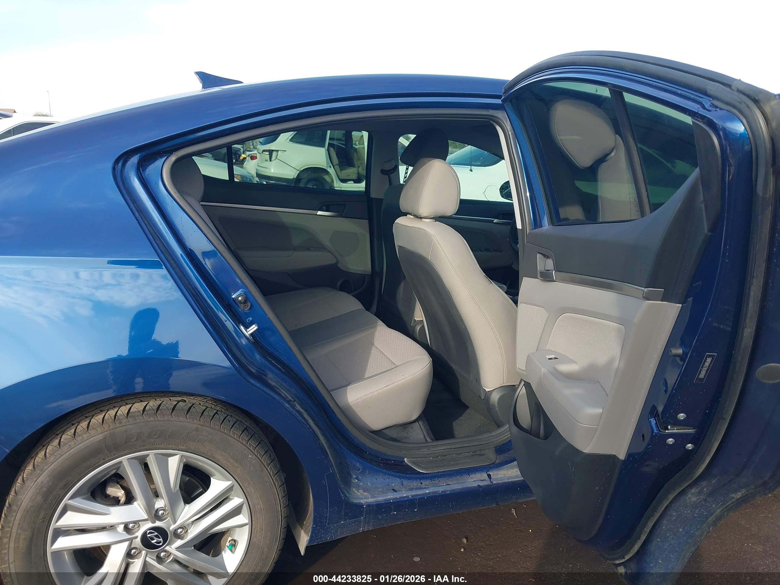 HYUNDAI ELANTRA image 8