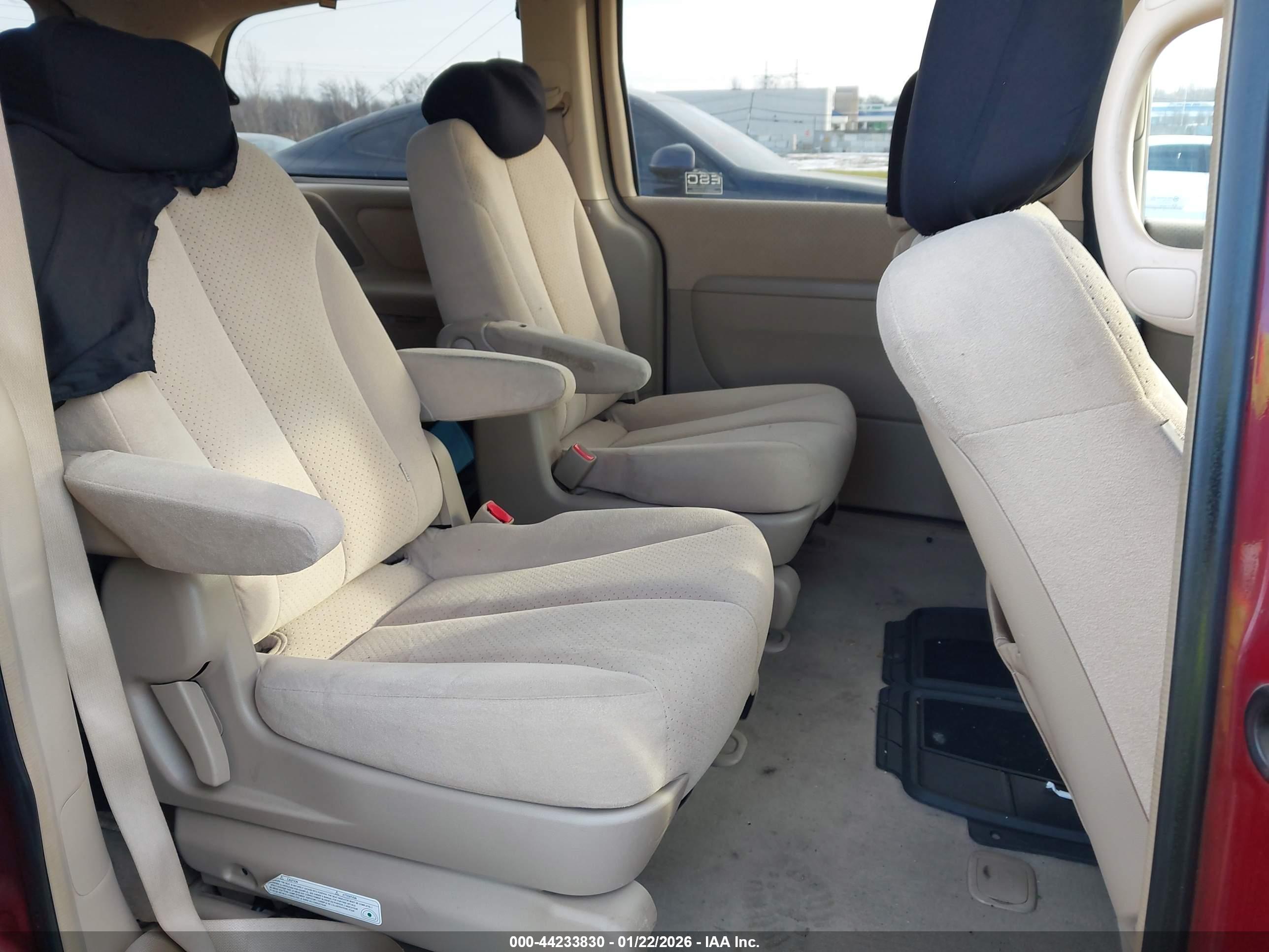HYUNDAI ENTOURAGE image 8